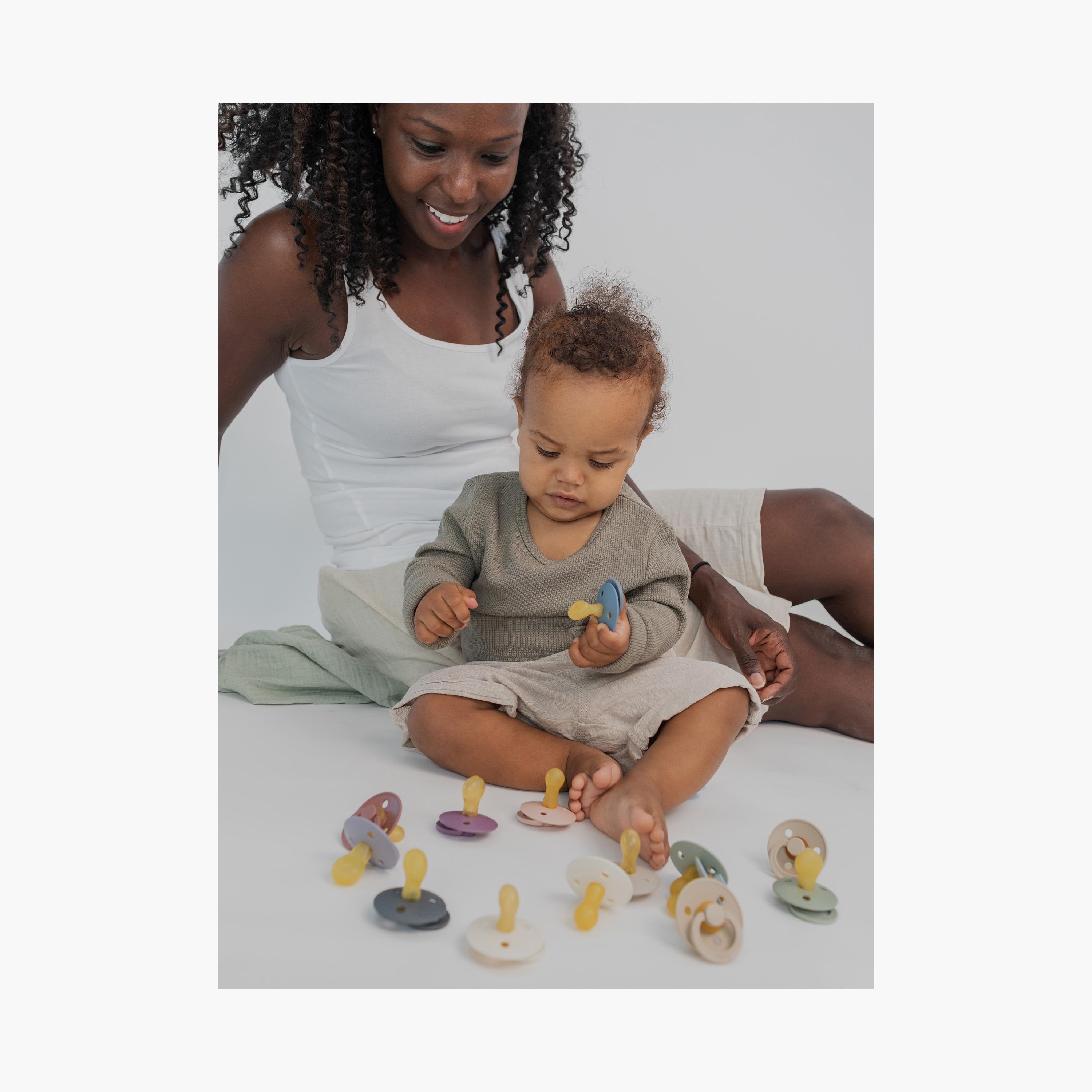 طقم لهايات لاتكس تقويم الأسنان تشكيلة "كولور" (قطعتين) من بيبس - مقاس 1-baby-feeding-pacifiers-image-6