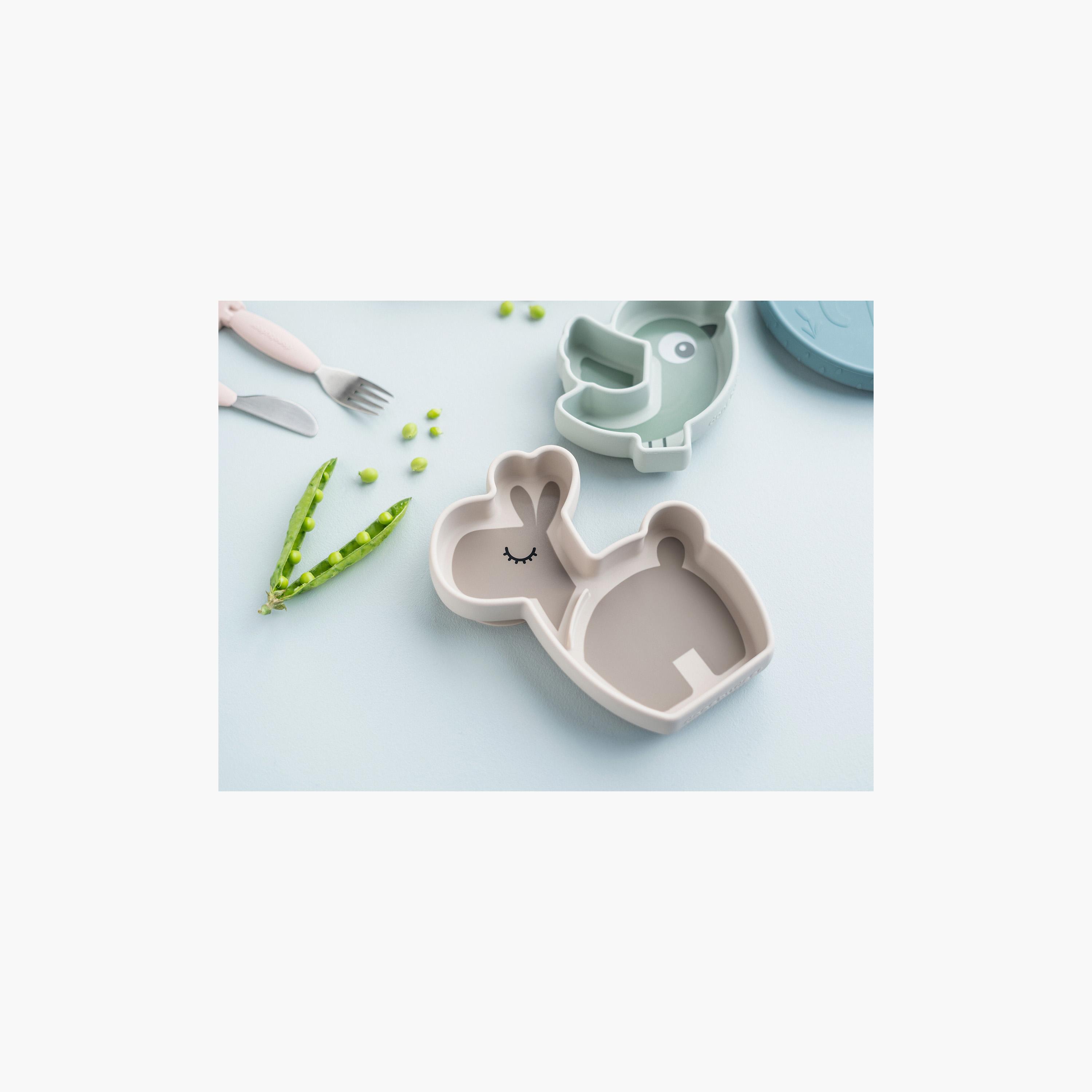 طبق وجبات خفيفة سيليكون بقاعدة تثبيت بتصميم الزرافة لالي لون رملي من دون باي دير-baby-feeding-mealtimeessentials-image-10