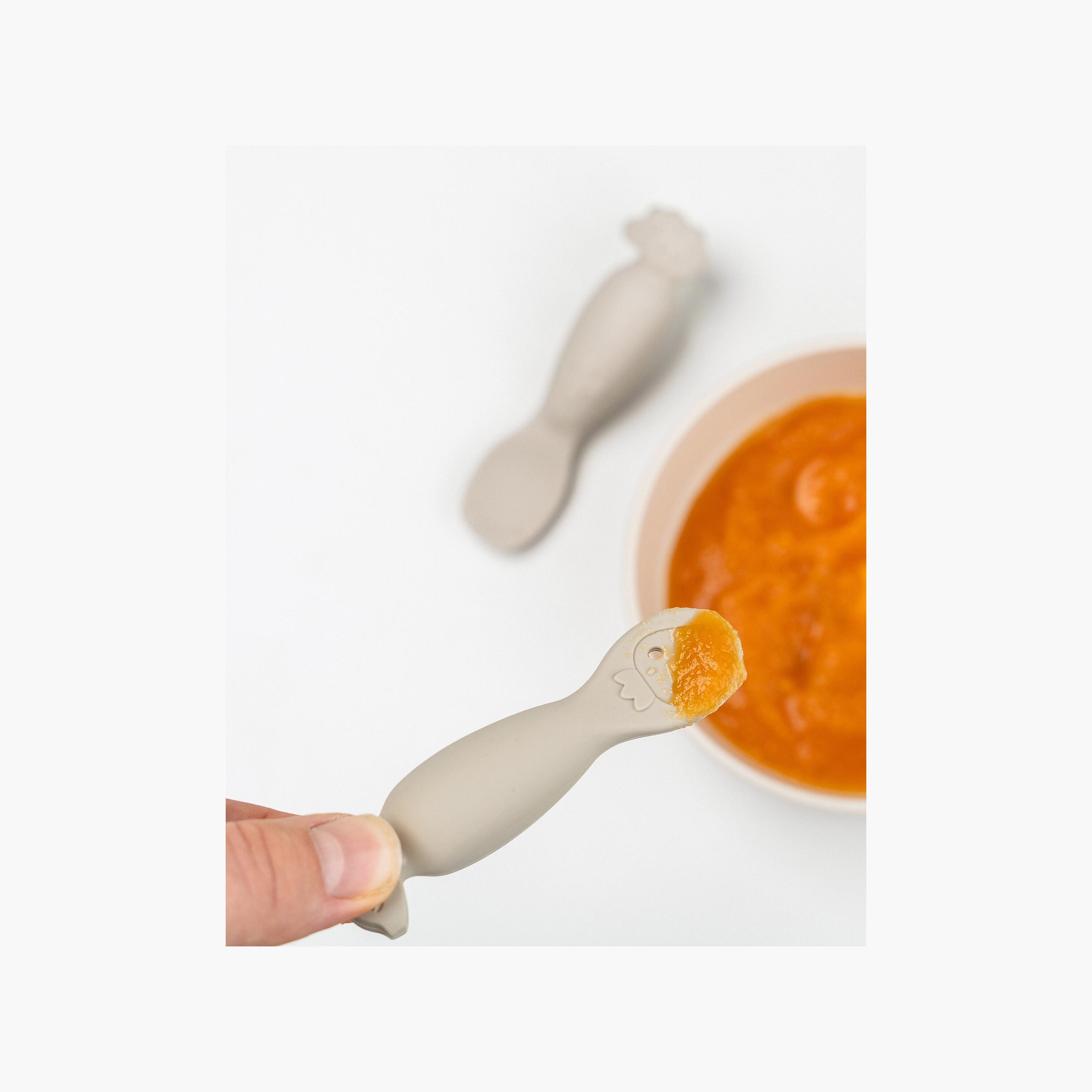 طقم ملاعق تدريب للأطفال بتصميم مخرطة المزرعة لون رملي (قطعتين) من دون باي دير-baby-feeding-mealtimeessentials-image-5