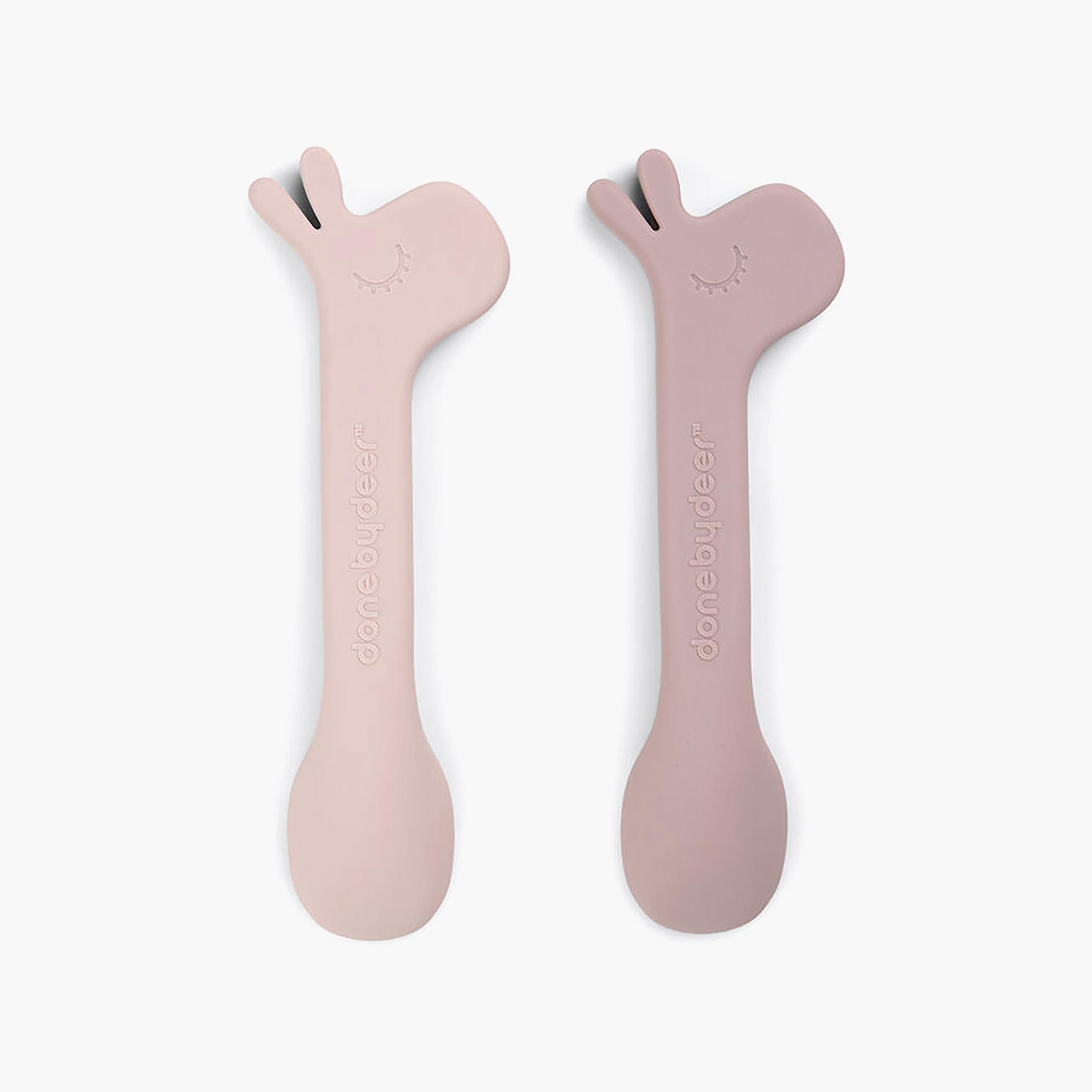 طقم ملاعق سيليكون بتصميم الزرافة لالي لون بودرة وردي (قطعتين) من دون باي دير-baby-feeding-mealtimeessentials-image-1
