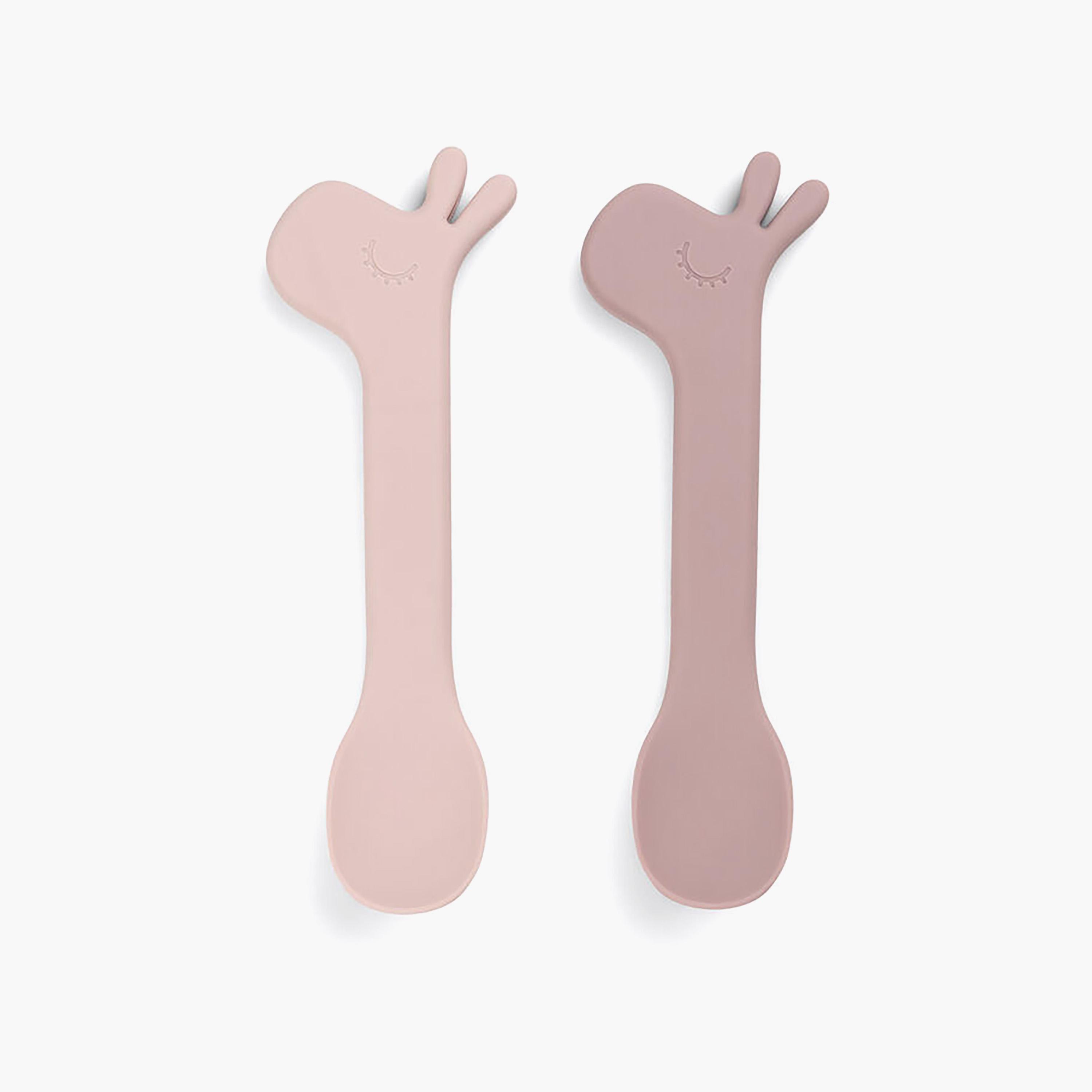 طقم ملاعق سيليكون بتصميم الزرافة لالي لون بودرة وردي (قطعتين) من دون باي دير-baby-feeding-mealtimeessentials-image-2
