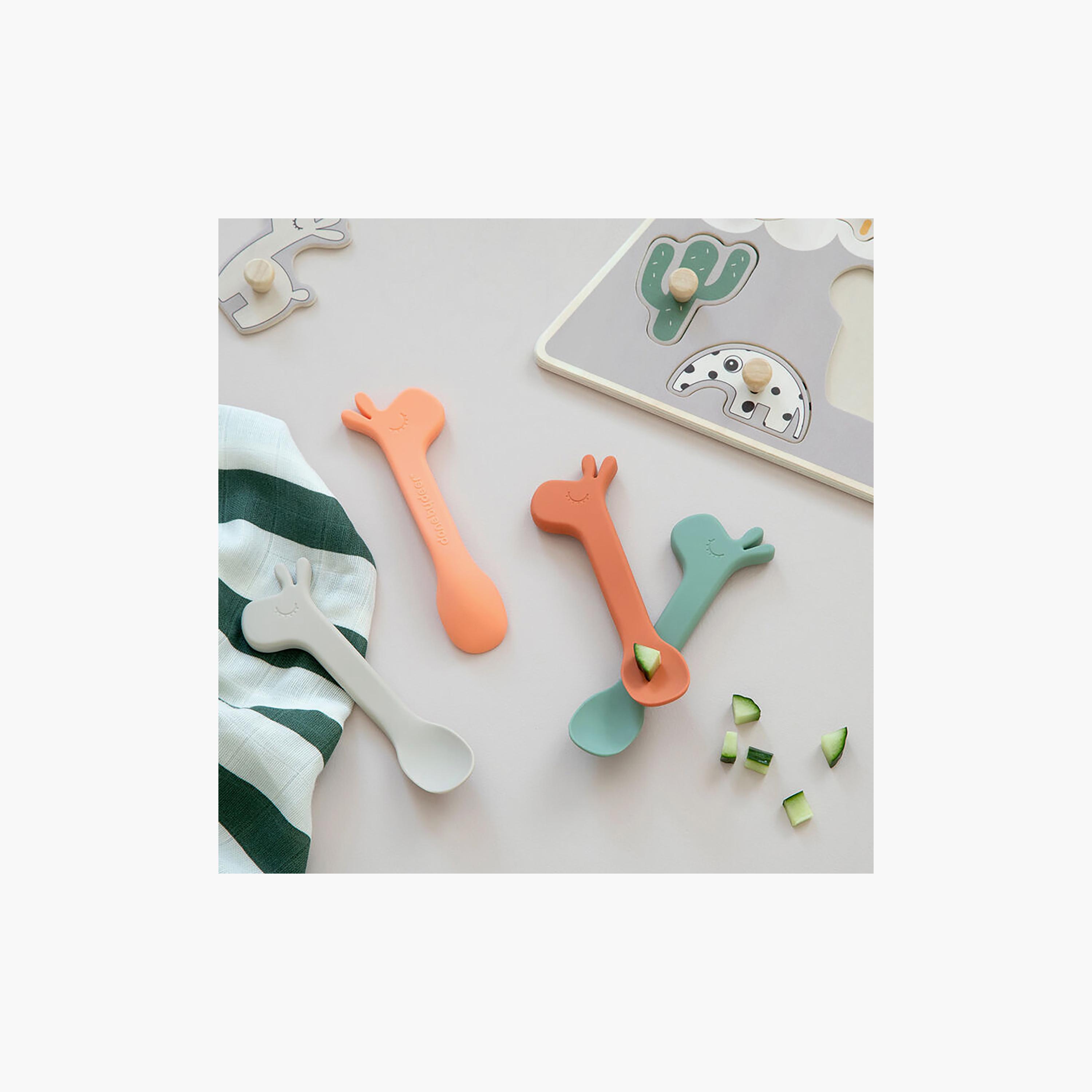 طقم ملاعق سيليكون بتصميم الزرافة لالي لون بودرة وردي (قطعتين) من دون باي دير-baby-feeding-mealtimeessentials-image-4
