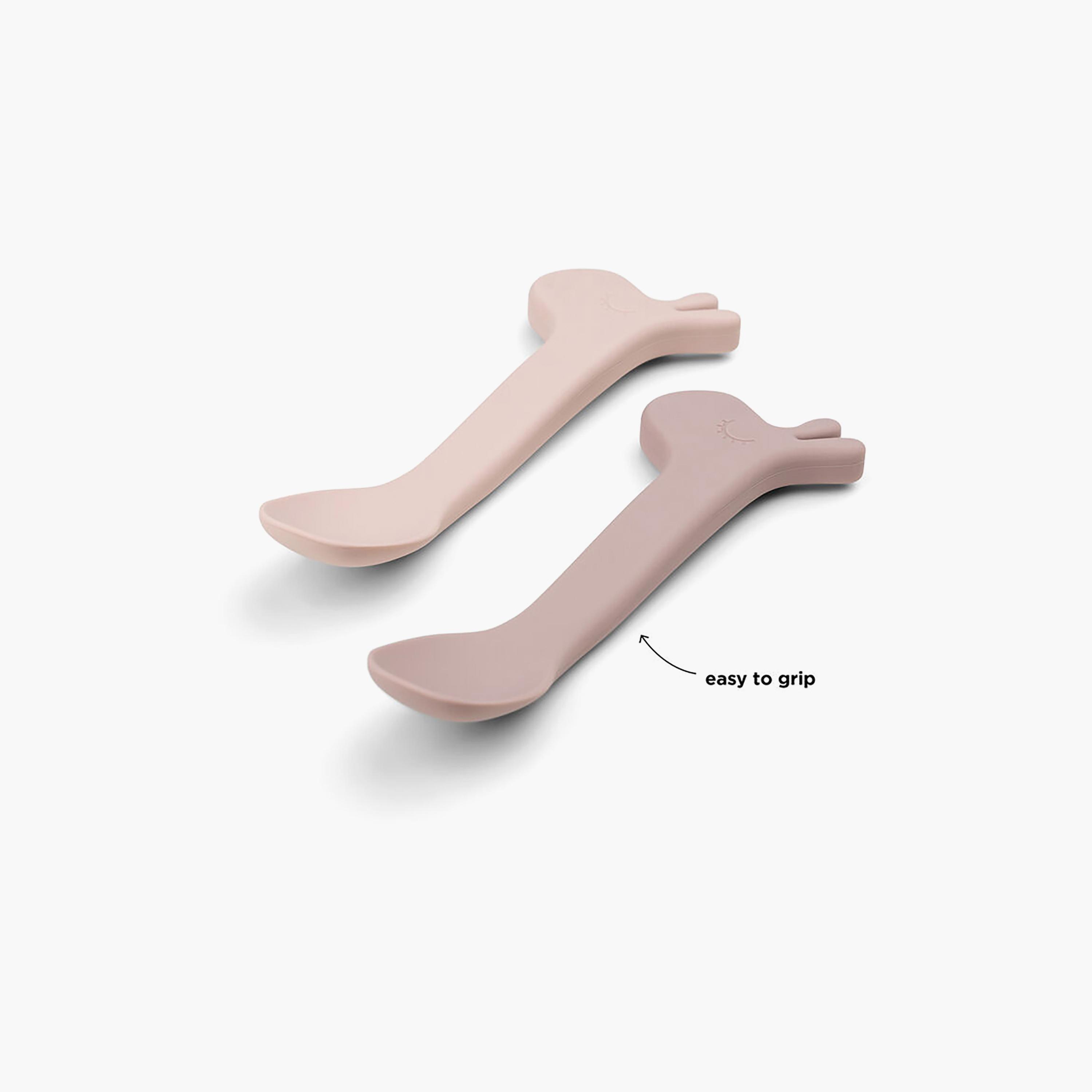 طقم ملاعق سيليكون بتصميم الزرافة لالي لون بودرة وردي (قطعتين) من دون باي دير-baby-feeding-mealtimeessentials-image-5