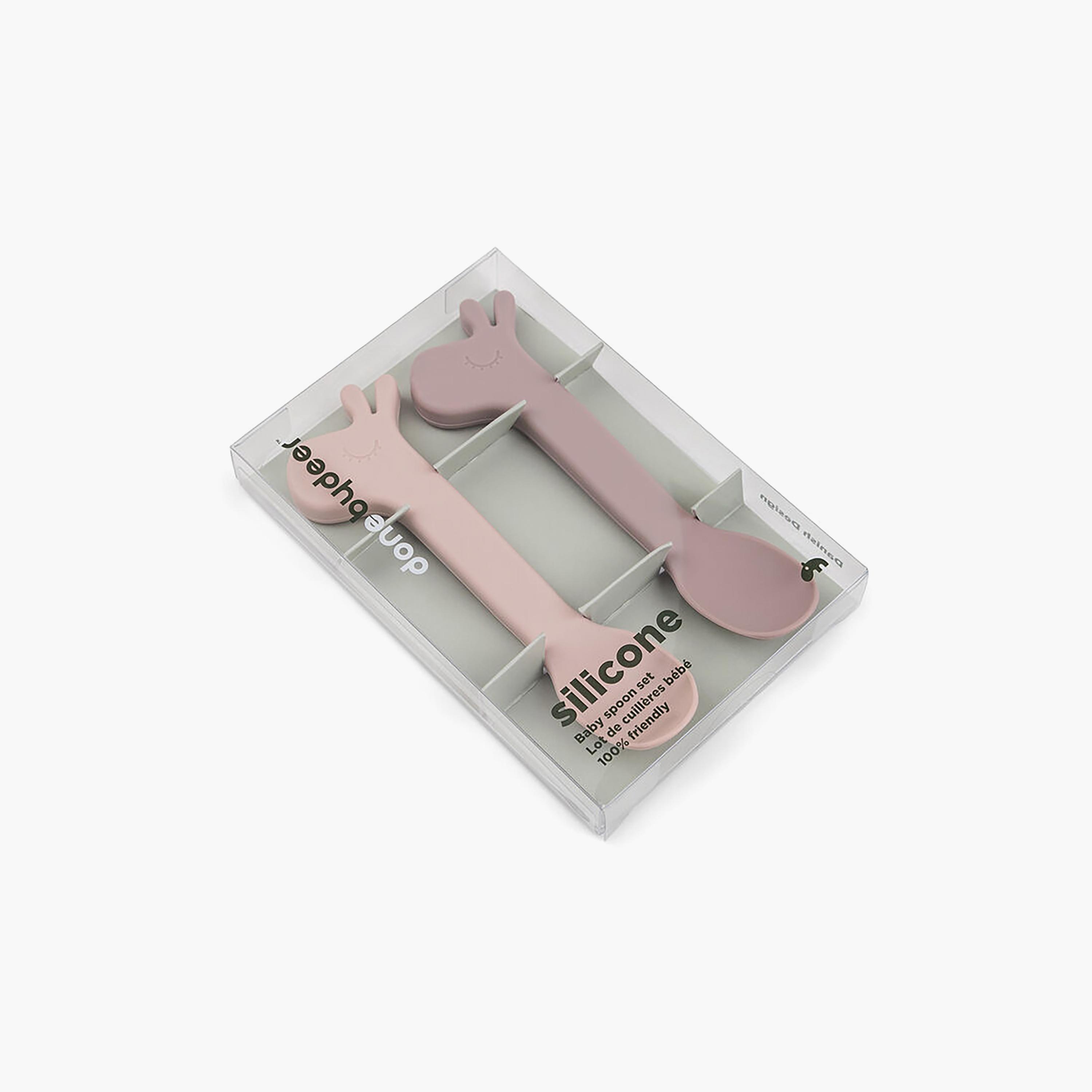 طقم ملاعق سيليكون بتصميم الزرافة لالي لون بودرة وردي (قطعتين) من دون باي دير-baby-feeding-mealtimeessentials-image-6
