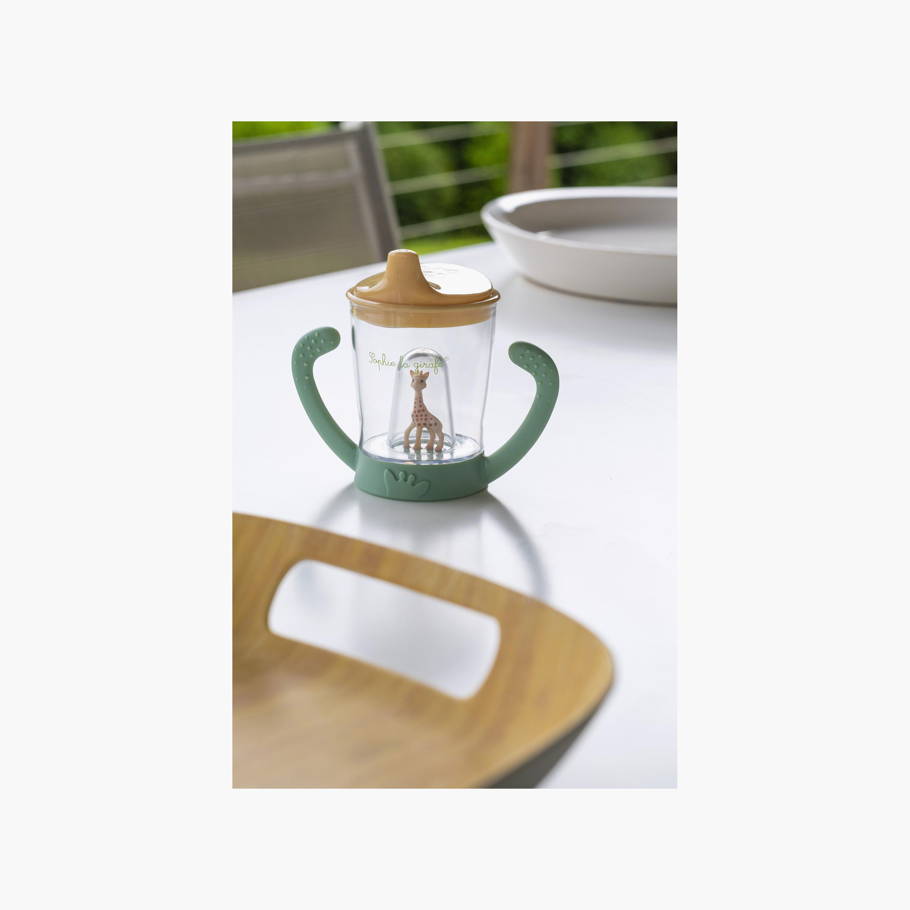 كوب ماء للأطفال بمقبض مضاد للانسكاب بتصميم الزرافة صوفي-baby-feeding-mealtimeessentials-image-2