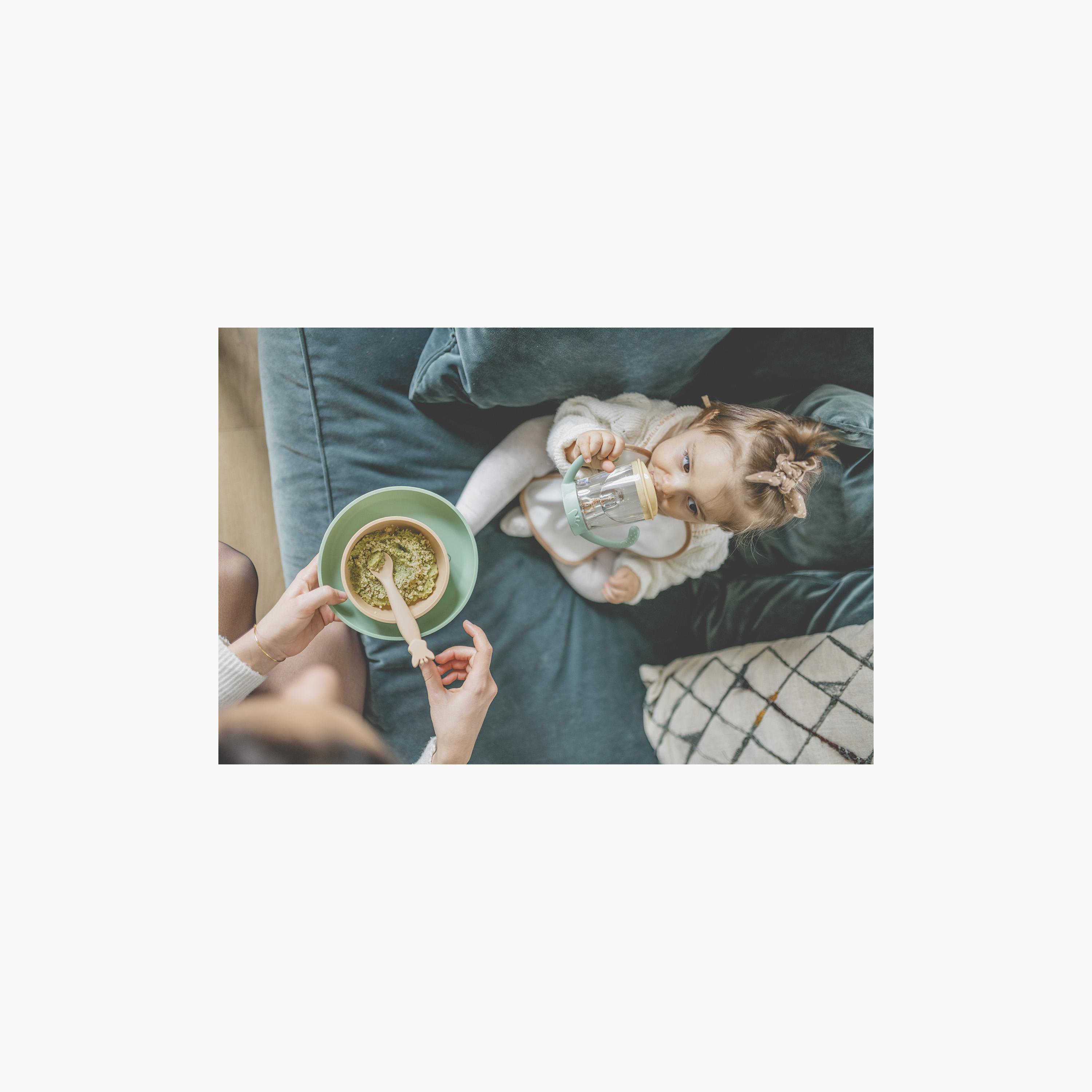 كوب ماء للأطفال بمقبض مضاد للانسكاب بتصميم الزرافة صوفي-baby-feeding-mealtimeessentials-image-3