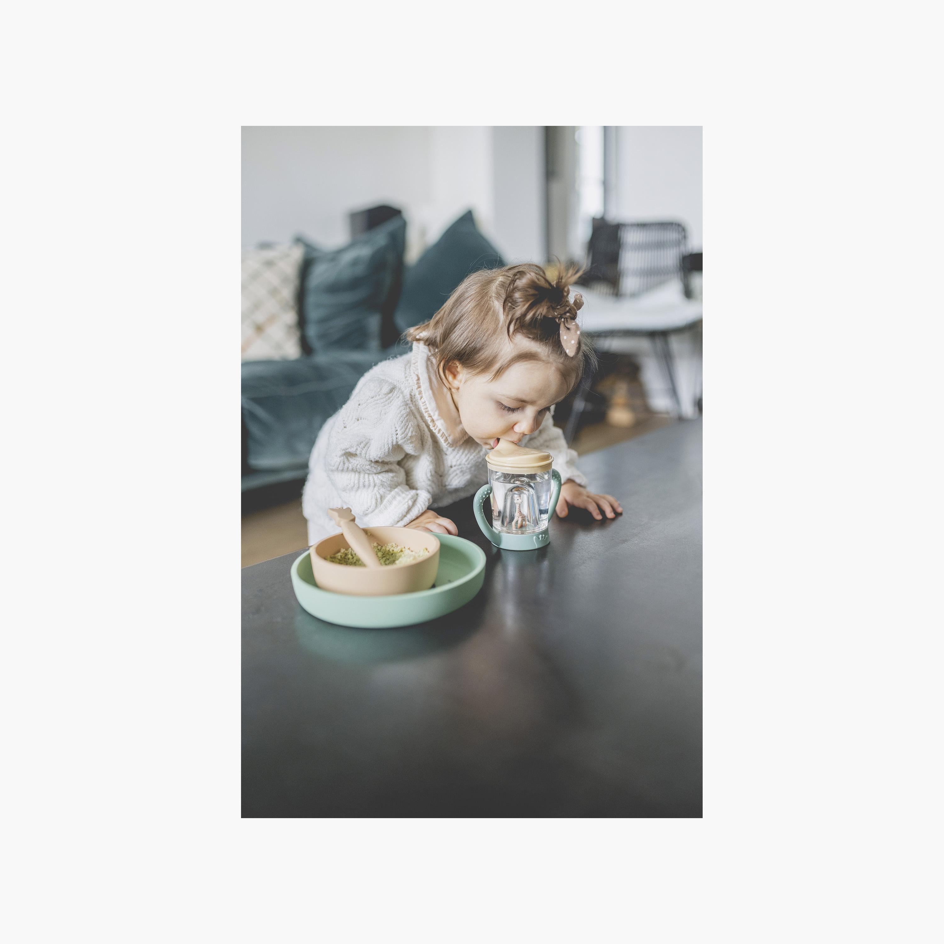 كوب ماء للأطفال بمقبض مضاد للانسكاب بتصميم الزرافة صوفي-baby-feeding-mealtimeessentials-image-4