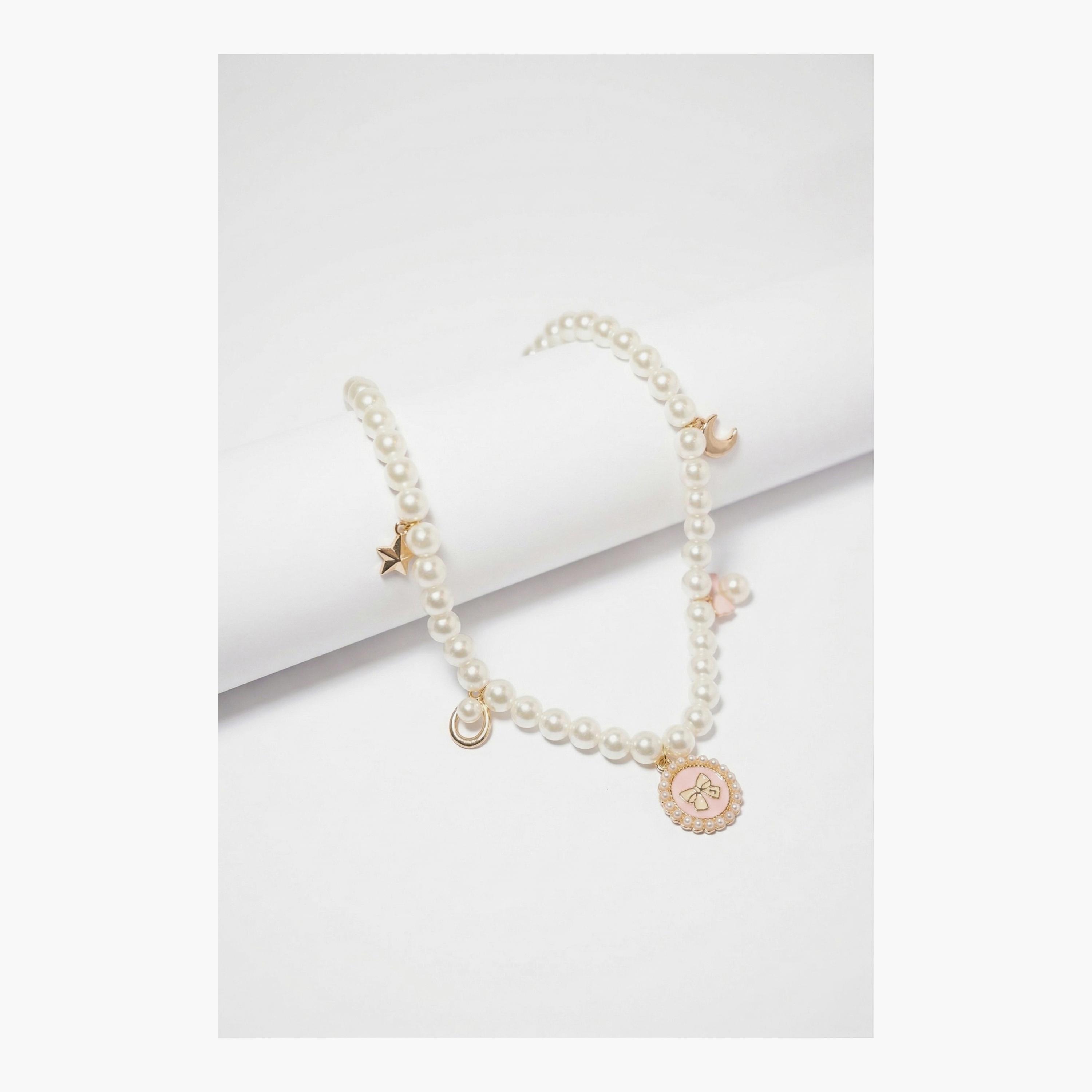 قلادة (عقد) من خرز اللؤلؤ مع دلاية على شكل فيونكة من ليتل لاكشريز-girls-accessories-jewellery-image-2