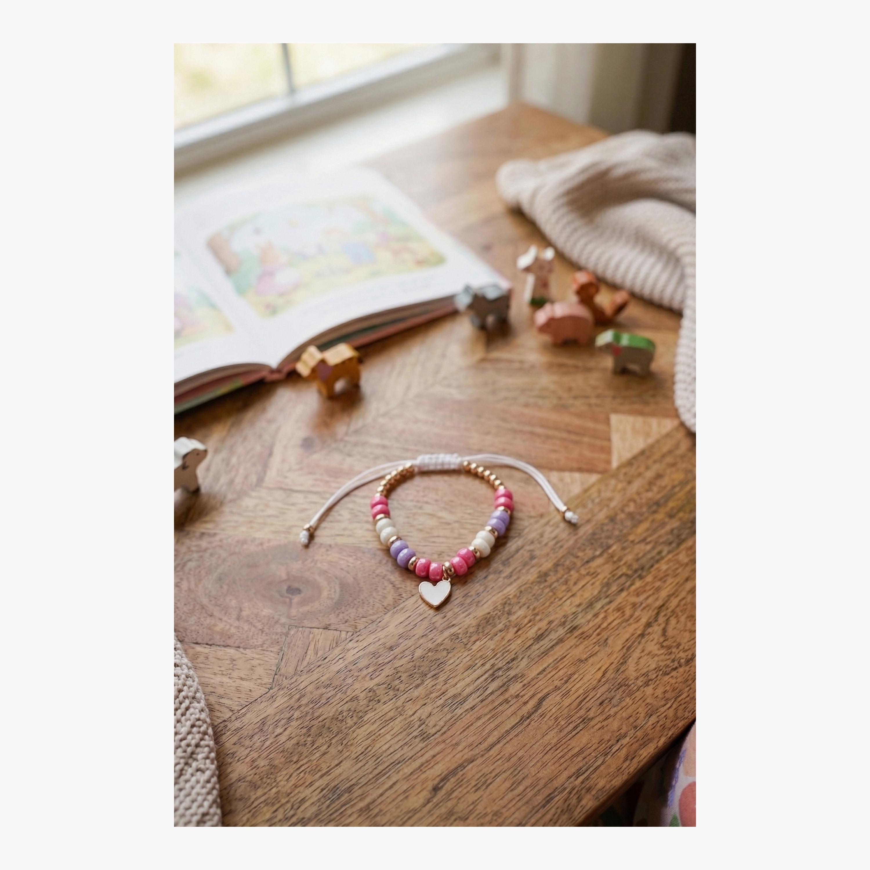 سوار (غويشة) مزين بالقلوب واللؤلؤ من ليتل لاكشريز-girls-accessories-jewellery-image-4