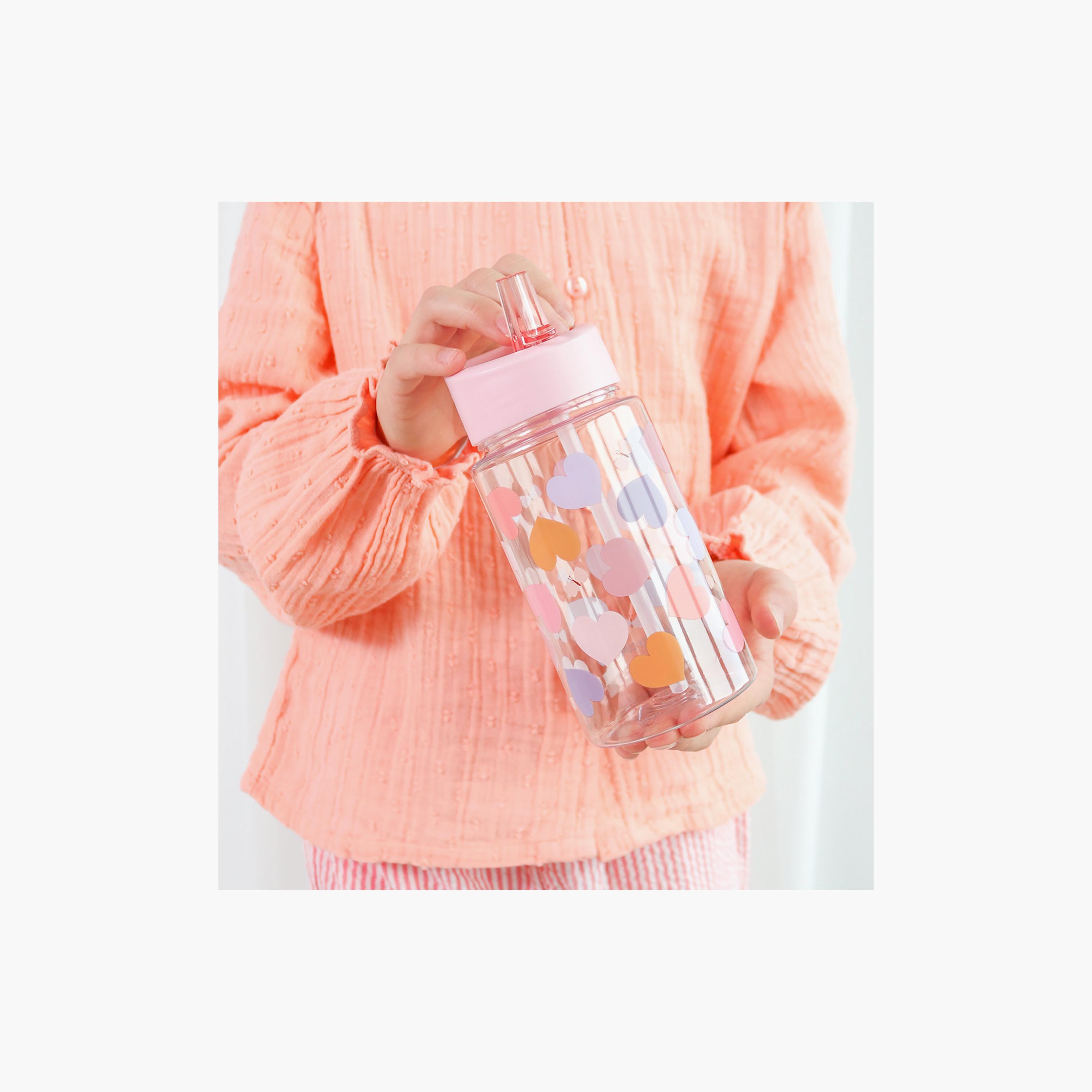 زجاجة مياه تريتان على شكل قلوب مع ماصة - 450 مل من إيه ليتل لوفلي كومباني-school-waterbottles-image-3