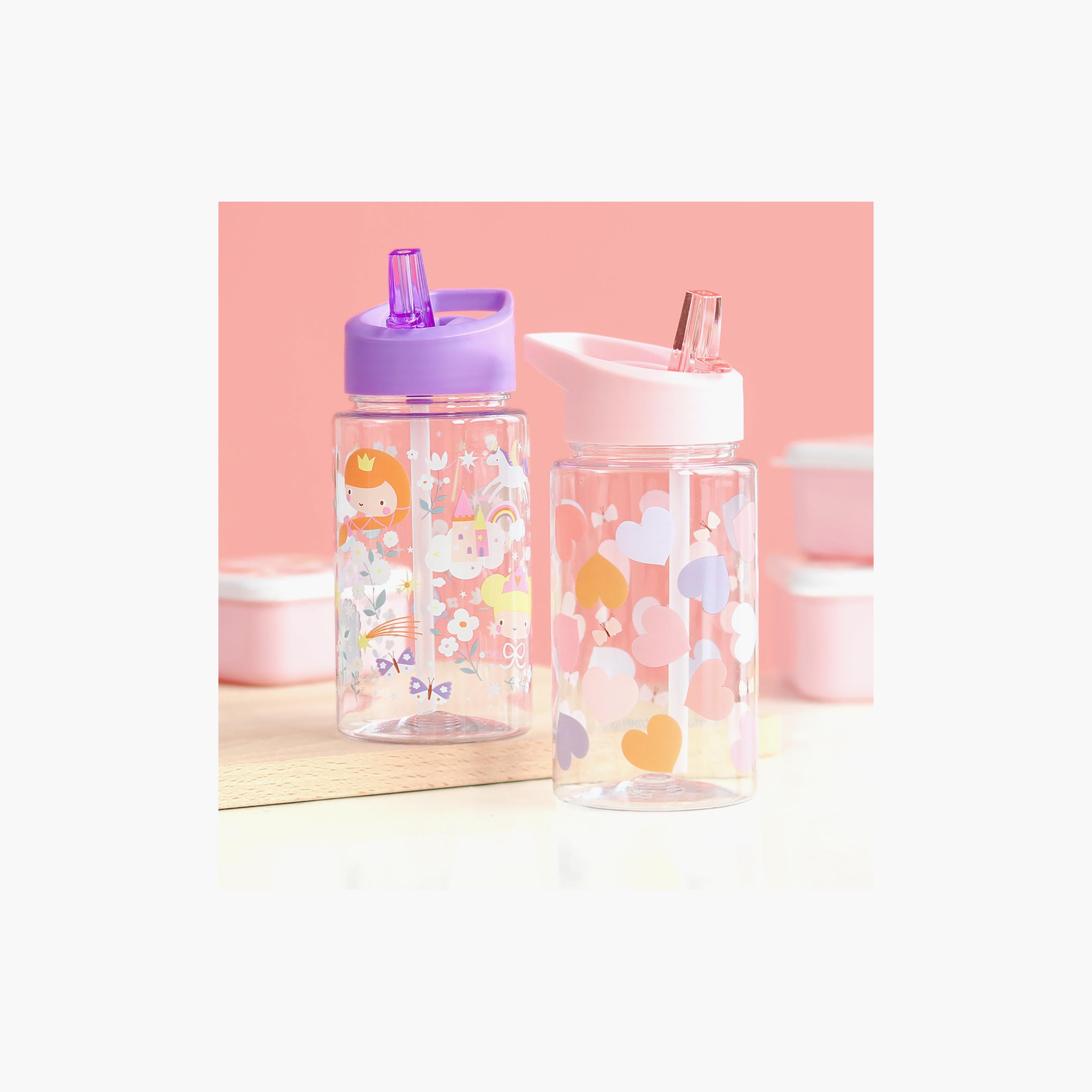 زجاجة مياه تريتان على شكل قلوب مع ماصة - 450 مل من إيه ليتل لوفلي كومباني-school-waterbottles-image-4