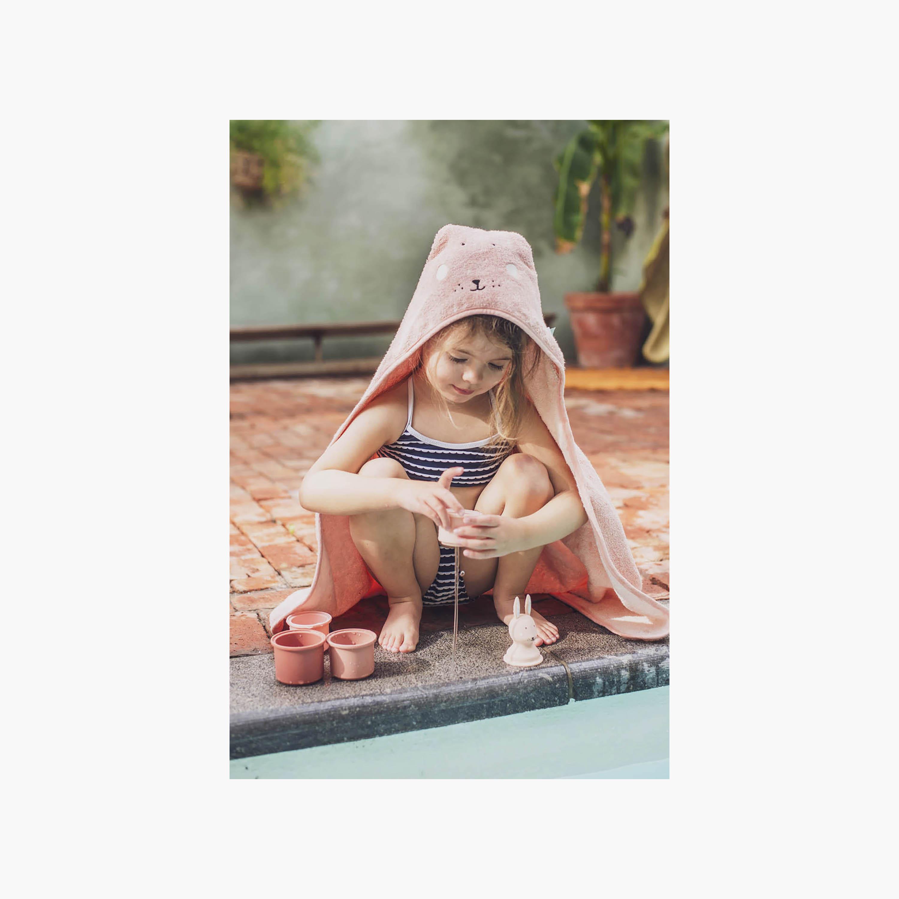 منشفة قطيفة بغطاء رأس قطن عضوي برسومات مسز رابيت من تريكسي - 70 × 130 سم-baby-bathandcare-towels-image-2
