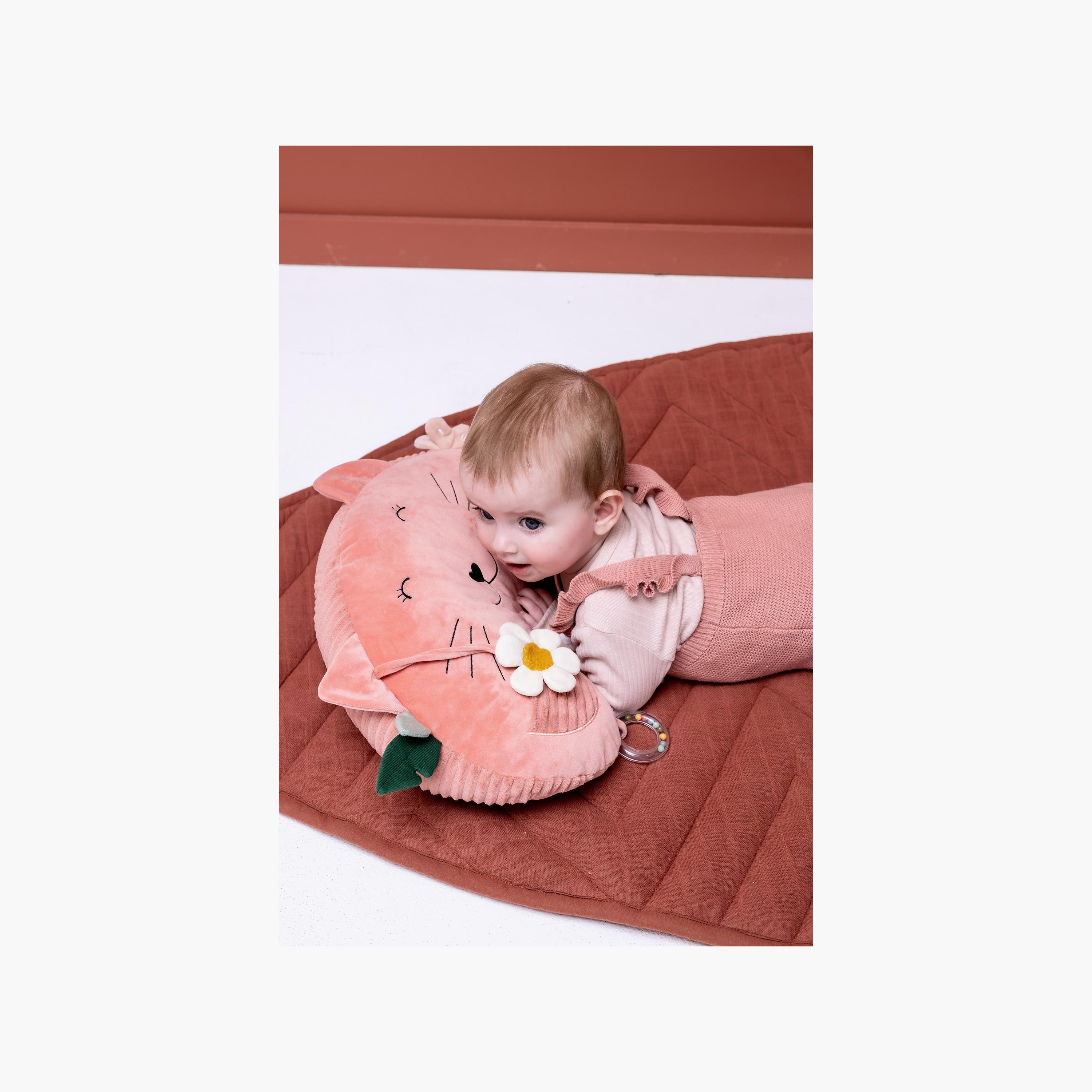 وسادة دعم لوقت الاستلقاء على البطن برسومات مسز كات للأعمار من 3 أشهر فما فوق من تريكسي-baby-nursery-babybedding-image-3