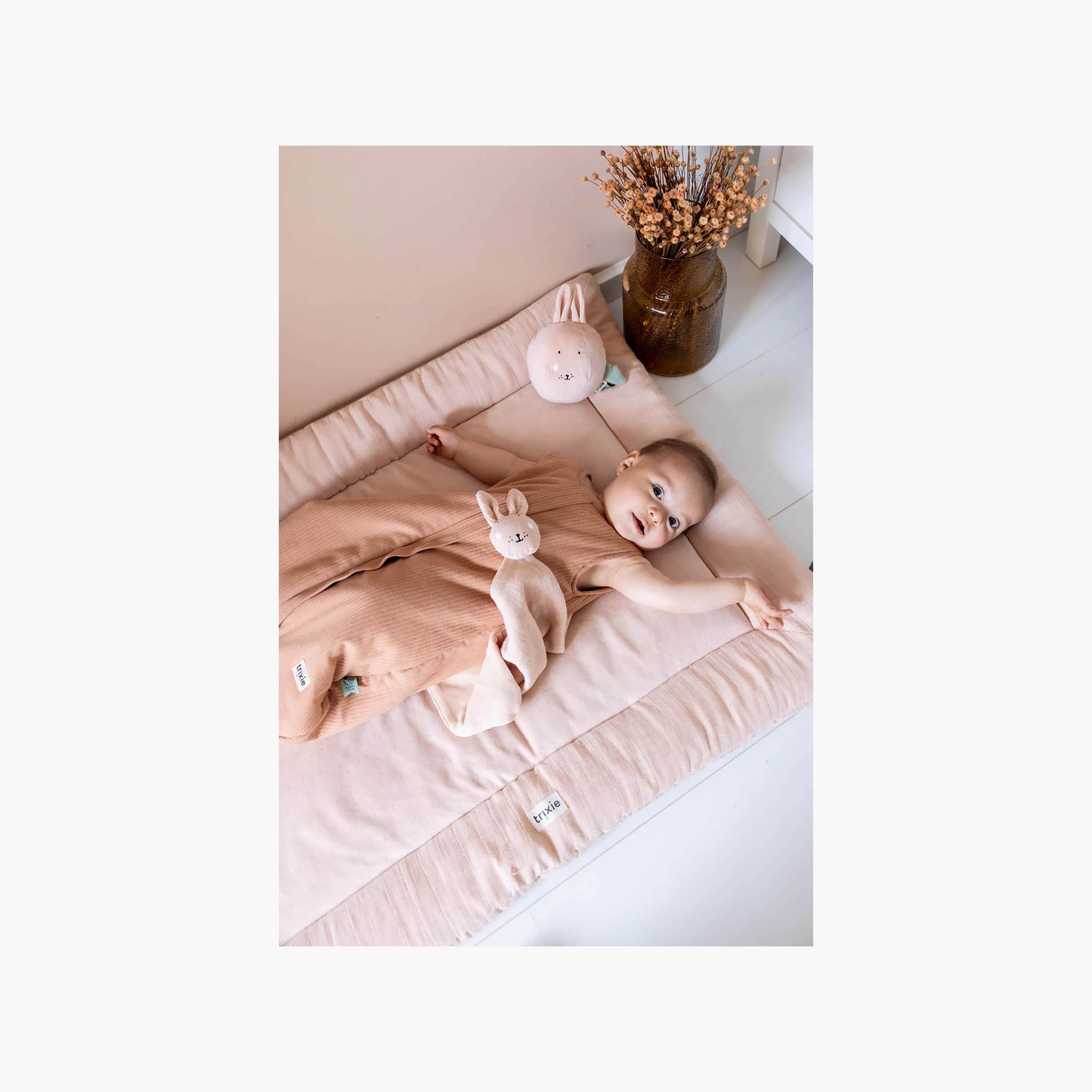 دمية بطانية تعزية ناعمة للرضع قطن عضوي برسومات مسز رابيت من تريكسي-baby-nursery-babybedding-image-4