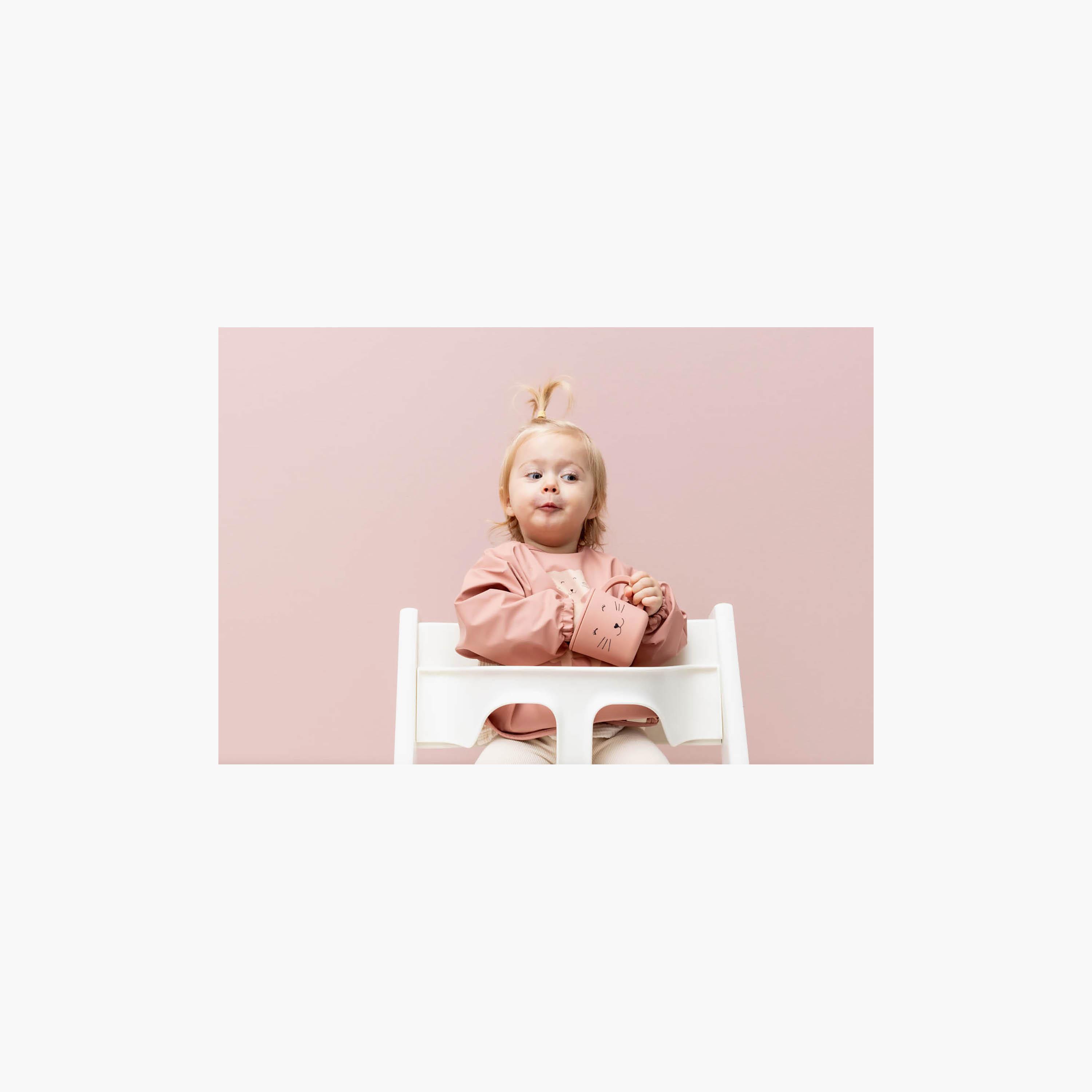 مريلة أطفال مقاومة للماء بأكمام طويلة وجيب برسومات مسز كات من تريكسي-baby-feeding-bibs-image-4