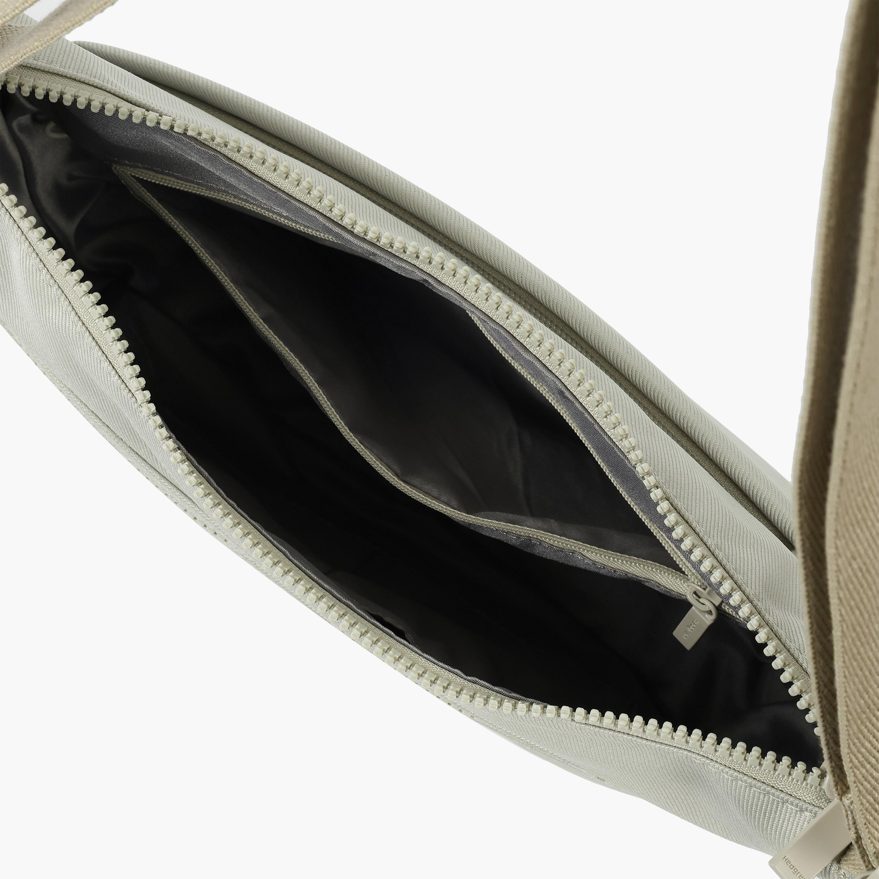 هيدجرين - شنطة كتف إنر سيتي سادة بسحاب إغلاق وحزام قابل للتعديل | 30 × 22 × 9 سم-women-bagsandwallets-handbags-image-7