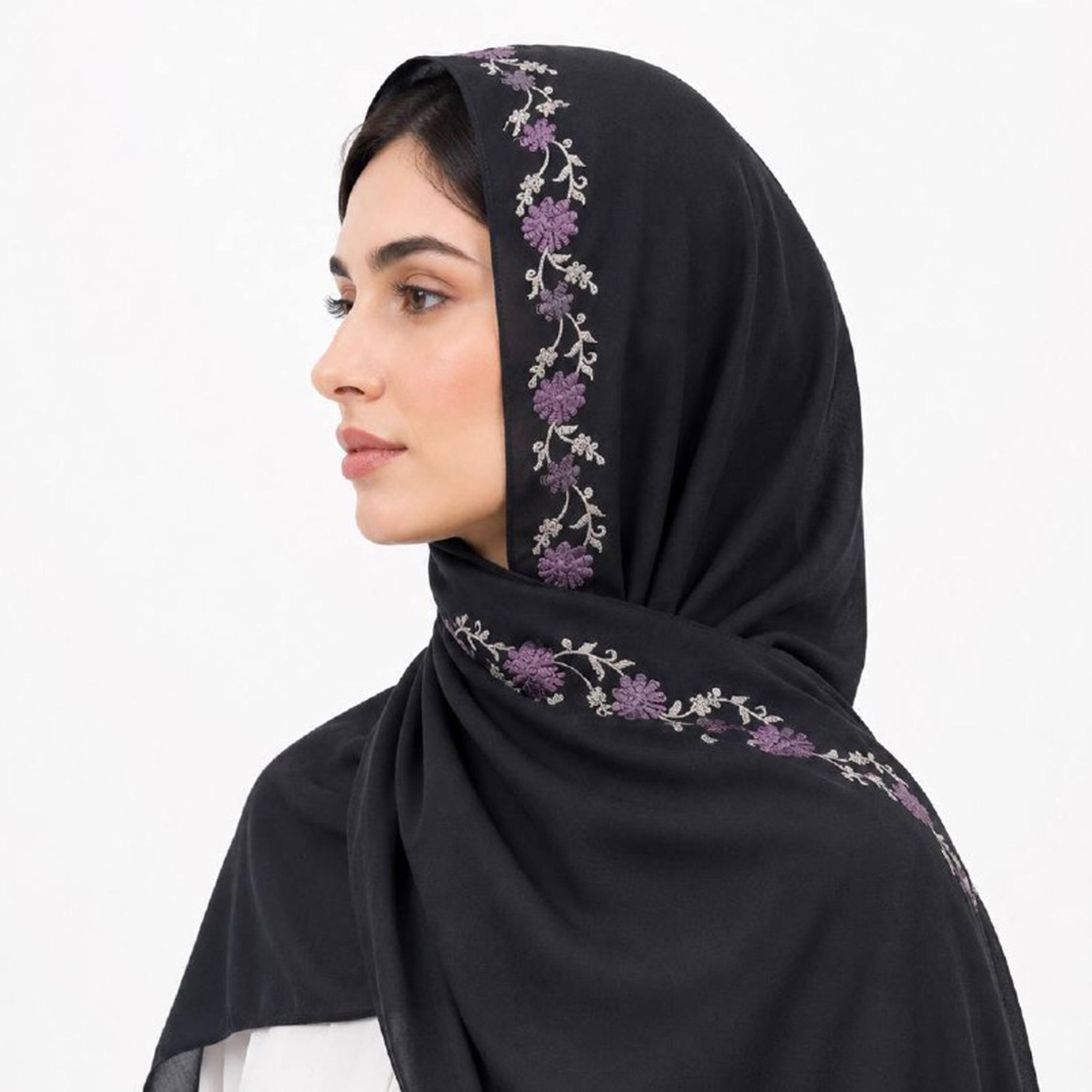 حجاب كتان أسود بحافة مطرزة بنقشة زهور من حوراء-women-arabicclothing-headscarf-hijab-image-2