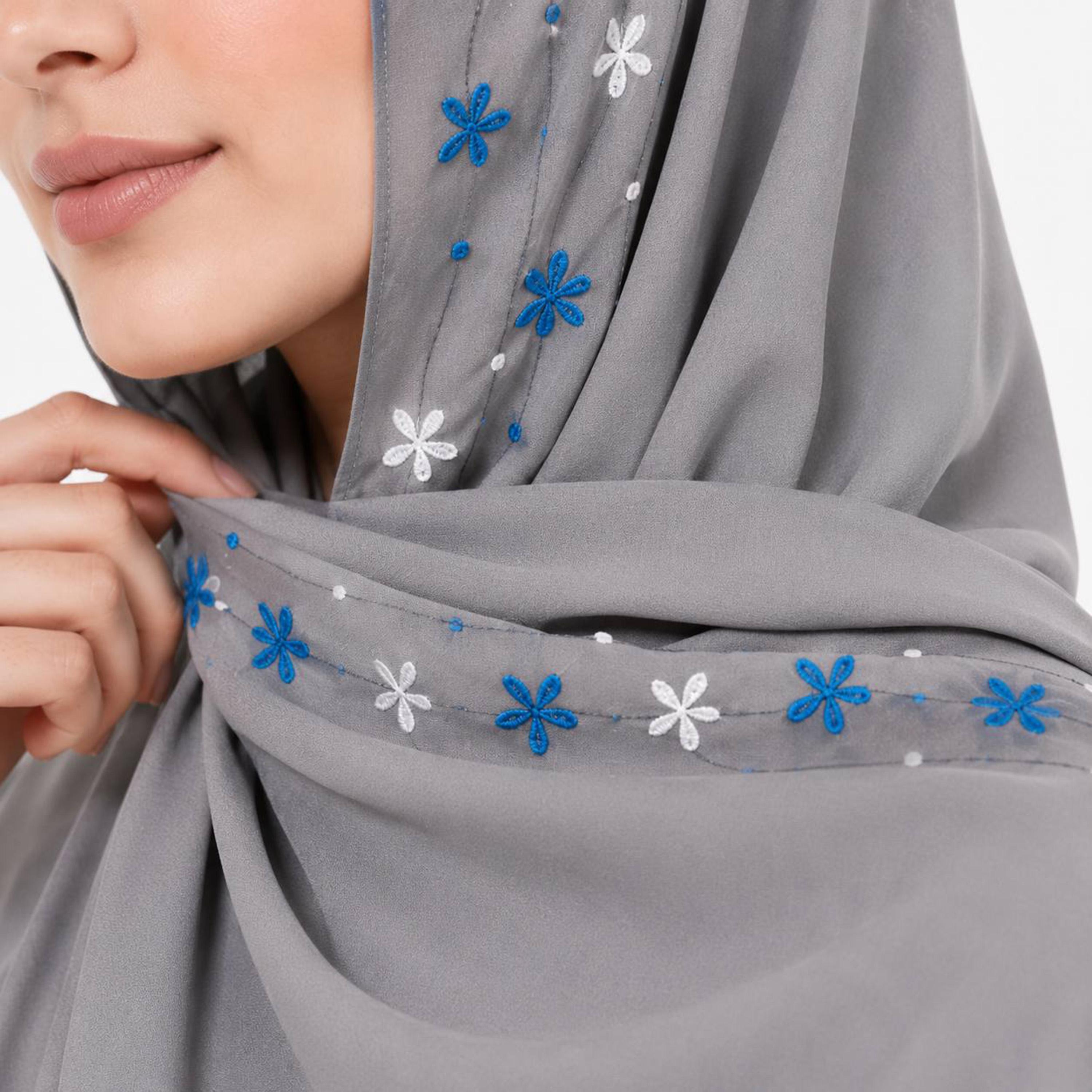 حجاب كتان رمادي بحافة مطرزة بنقشة زهور من حوراء-women-arabicclothing-headscarf-hijab-image-3