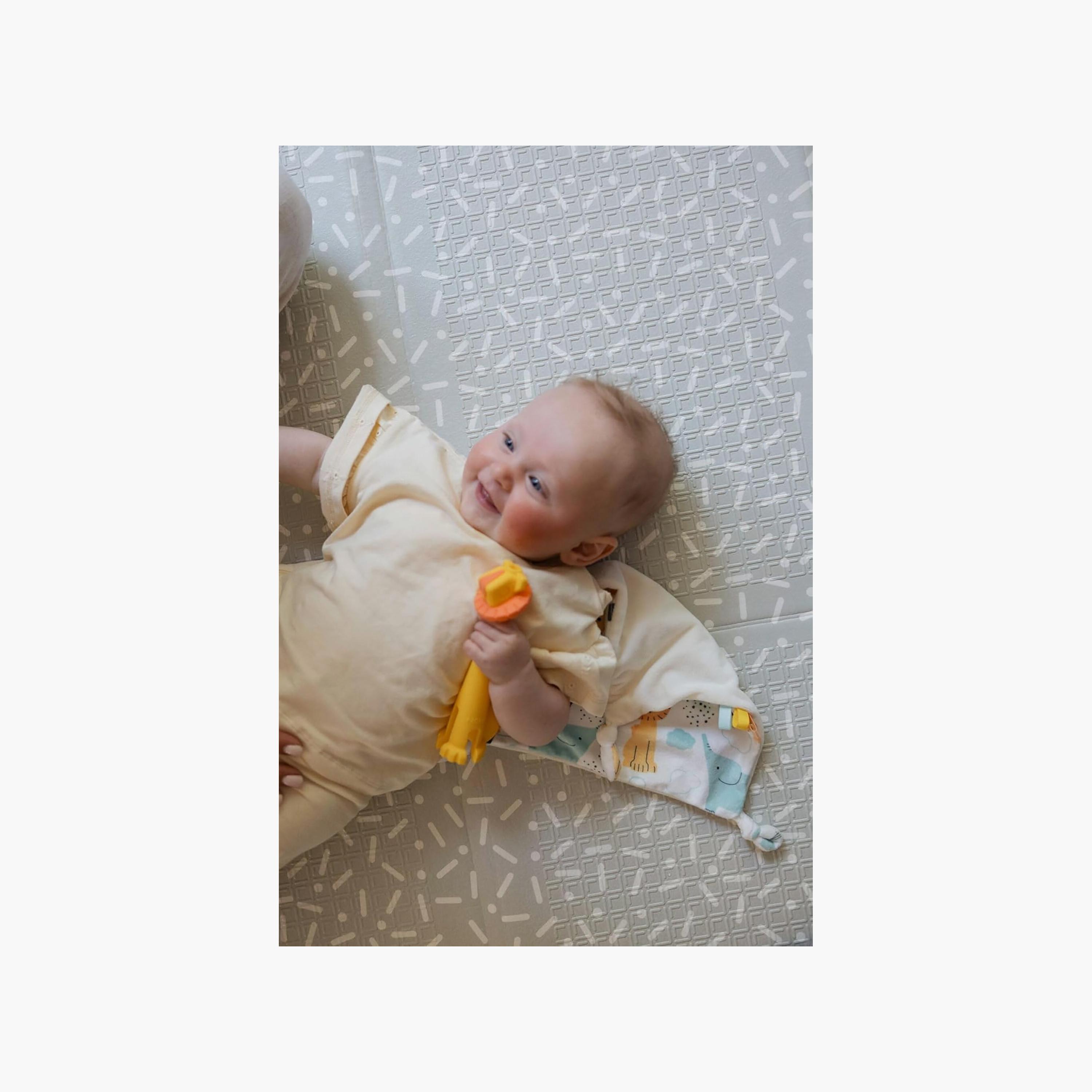 لعبة عضاضة من السيليكون الناعم تشومبي تشوبس من نوبي-toys-babyandtoddlertoys-rattlesandteethers-image-2