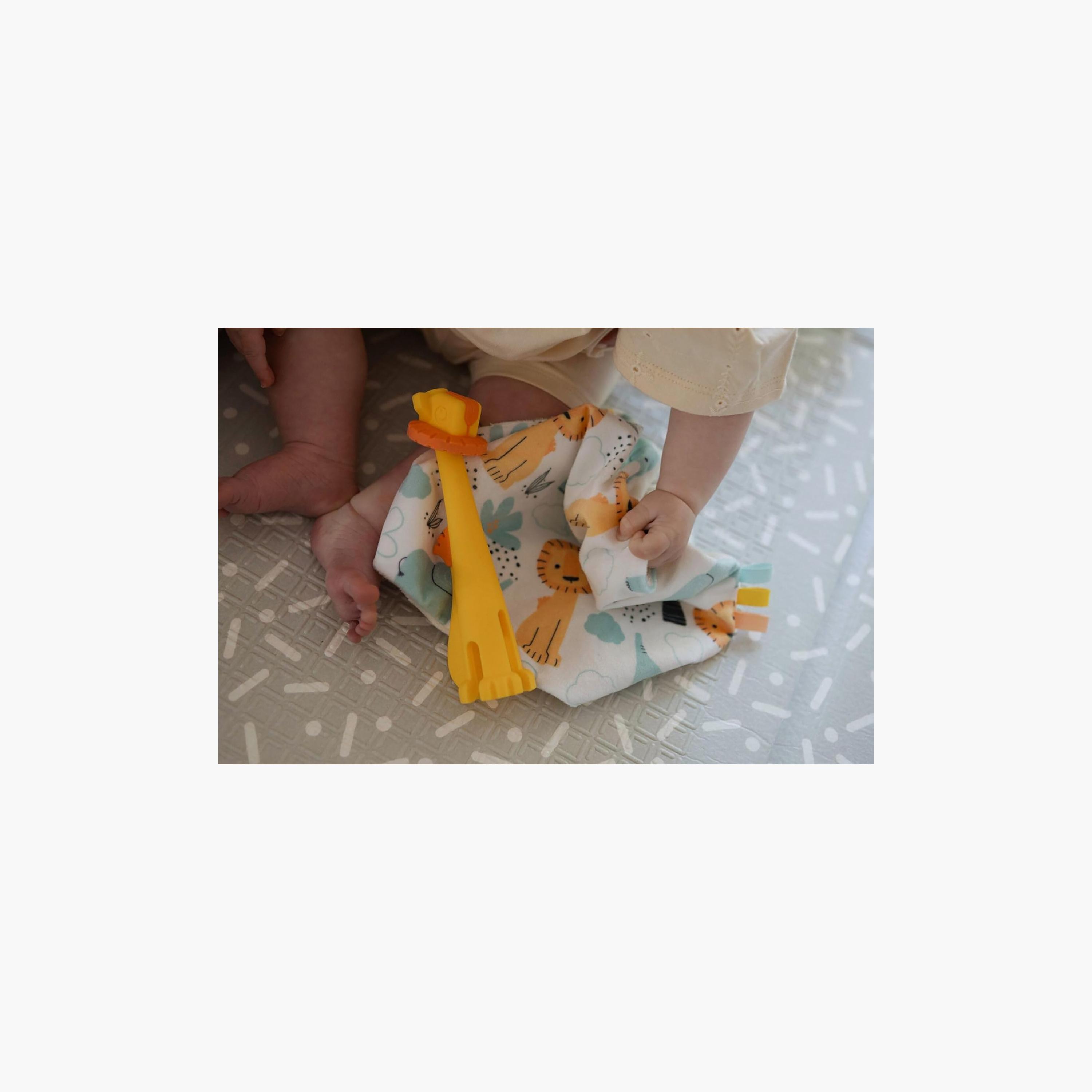 لعبة عضاضة من السيليكون الناعم تشومبي تشوبس من نوبي-toys-babyandtoddlertoys-rattlesandteethers-image-4