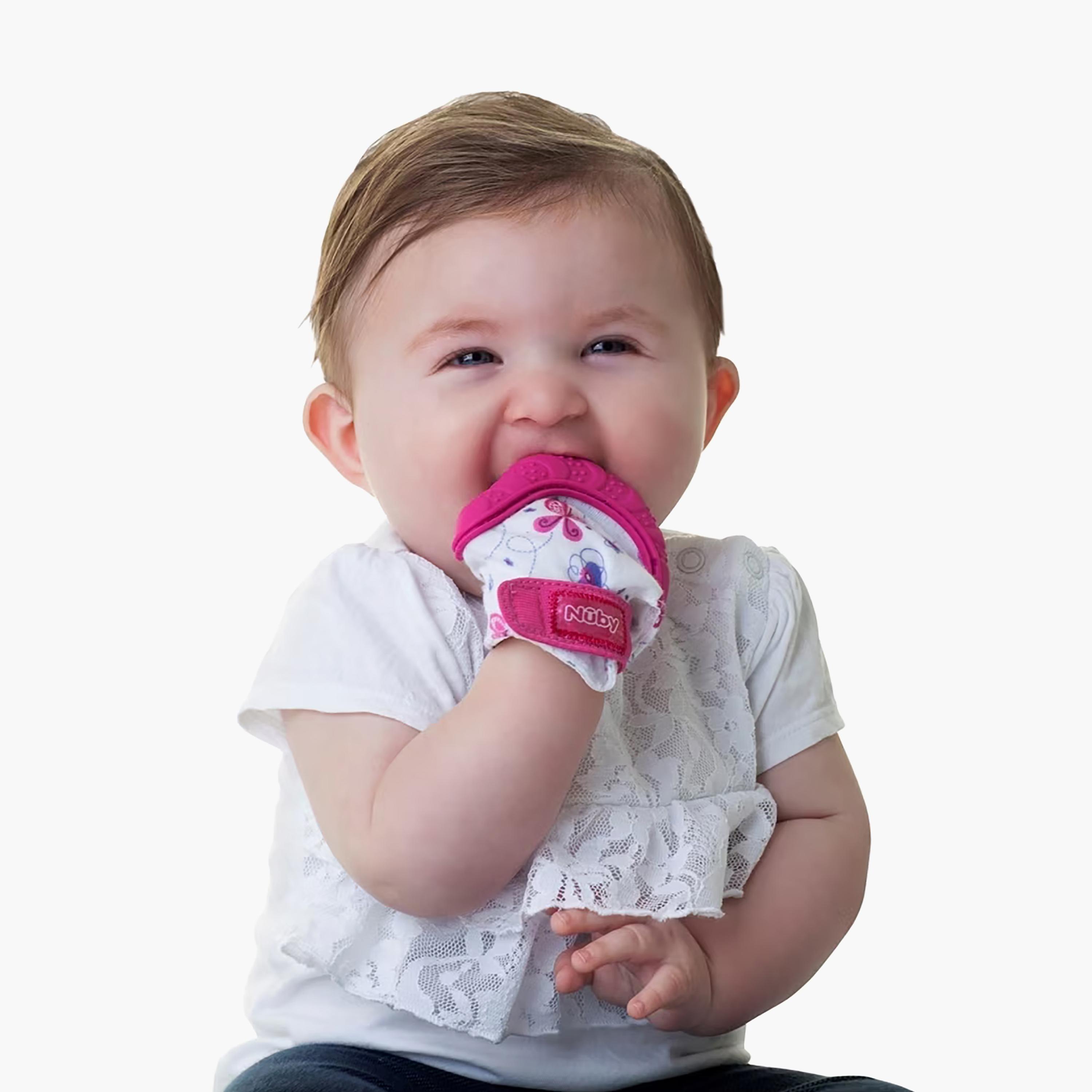 قفاز تسنين قابل للارتداء مع عضاضة سيليكون ألوان متنوعة من نوبي-toys-babyandtoddlertoys-rattlesandteethers-image-2