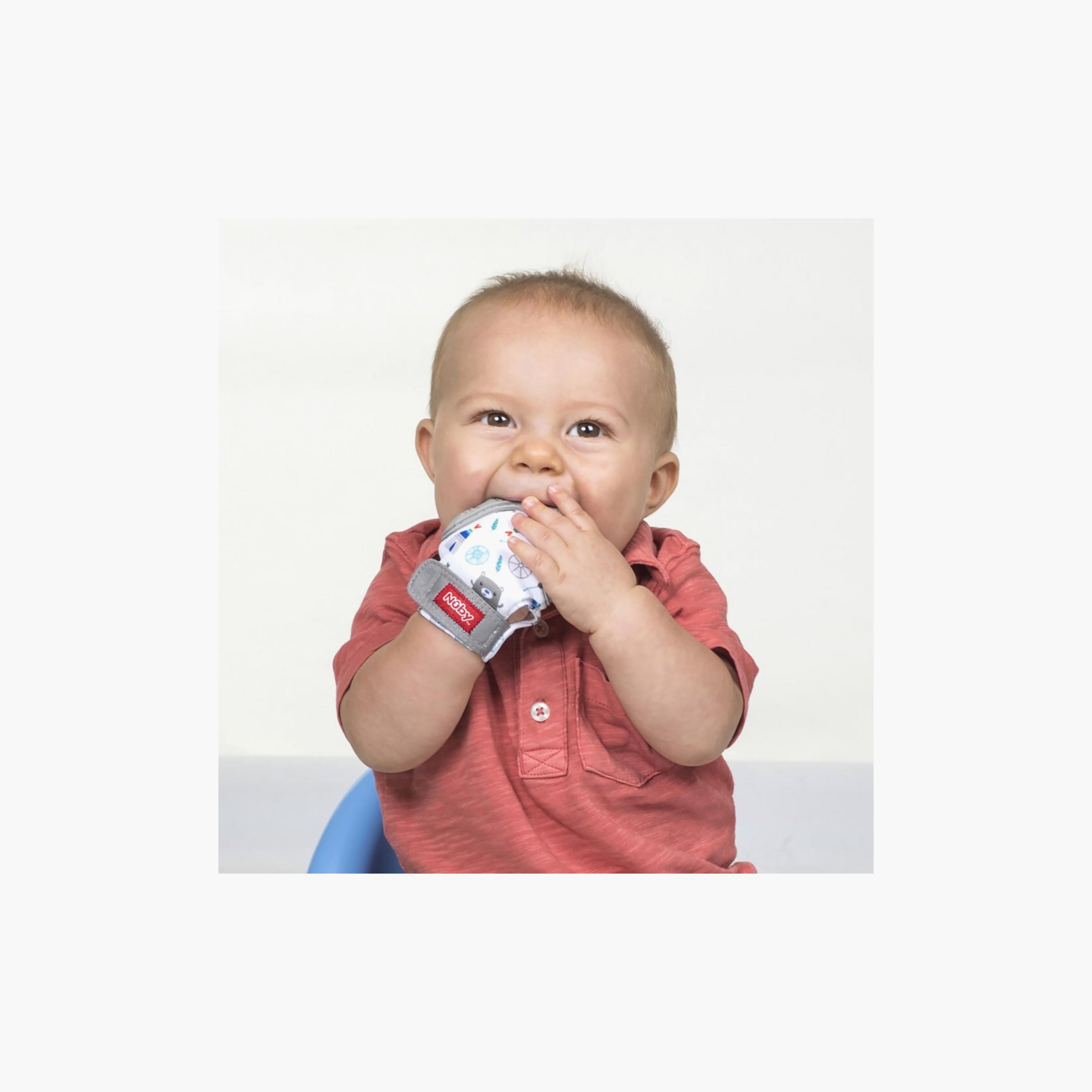 قفاز تسنين قابل للارتداء مع عضاضة سيليكون ألوان متنوعة من نوبي-toys-babyandtoddlertoys-rattlesandteethers-image-3