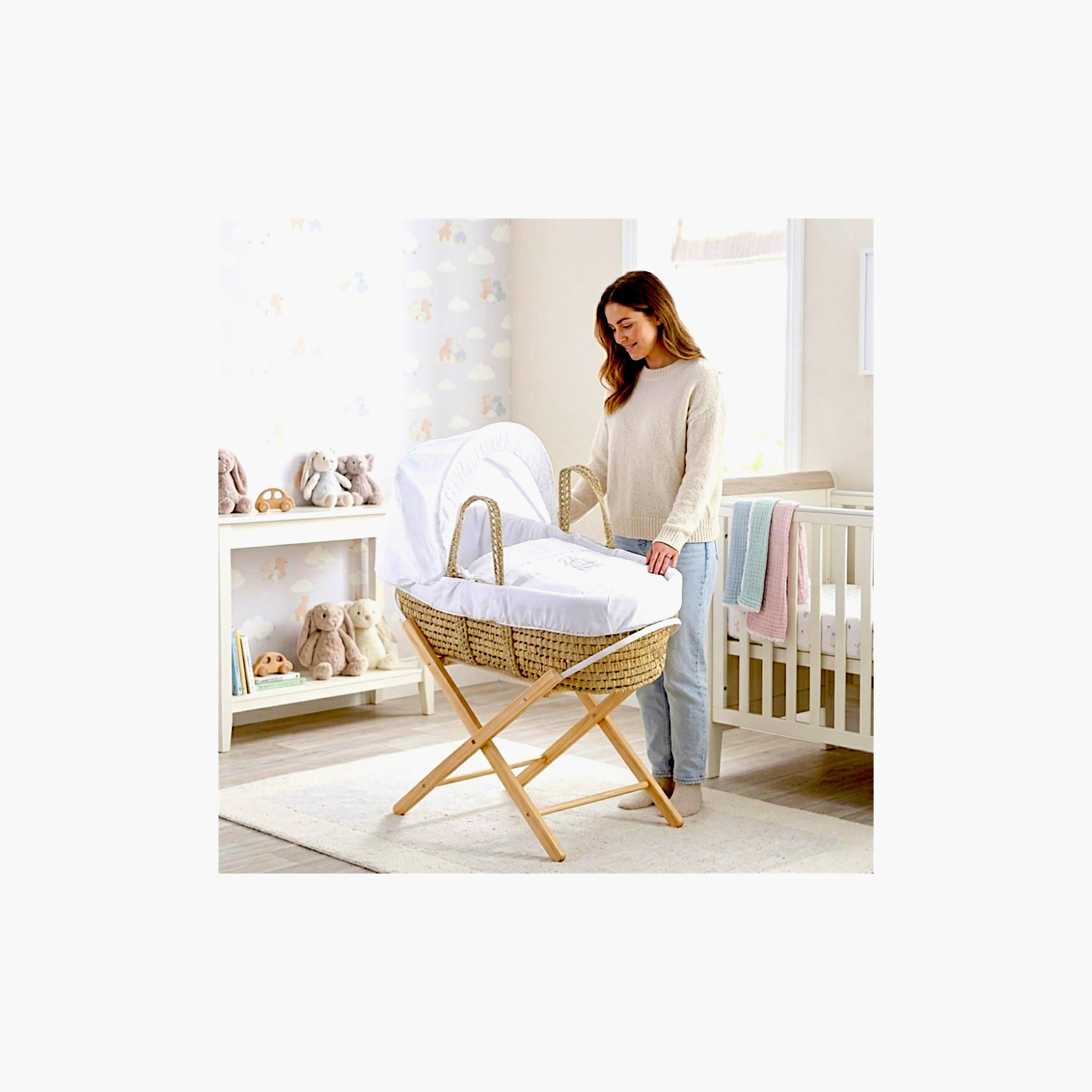 سرير نقّالة أوفر ذا فينس مع حامل أوبال قابل للطي من كيندر فالي-baby-nursery-furniture-mosesbaskets-image-4