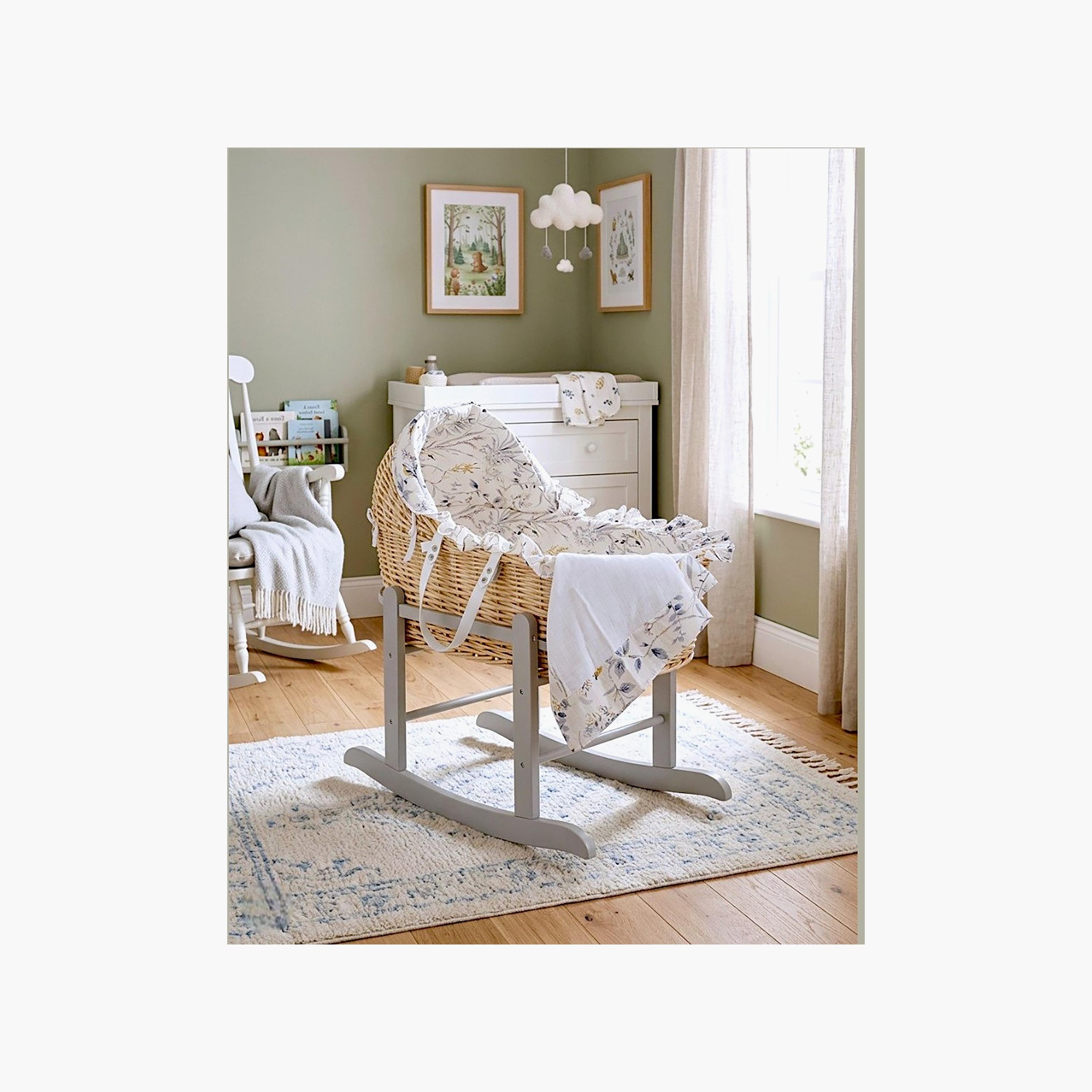 سلة موسى ليتل جاردن مع لفافة موسلين وقاعدة هزاز من كيندر فالي-baby-nursery-furniture-mosesbaskets-image-4