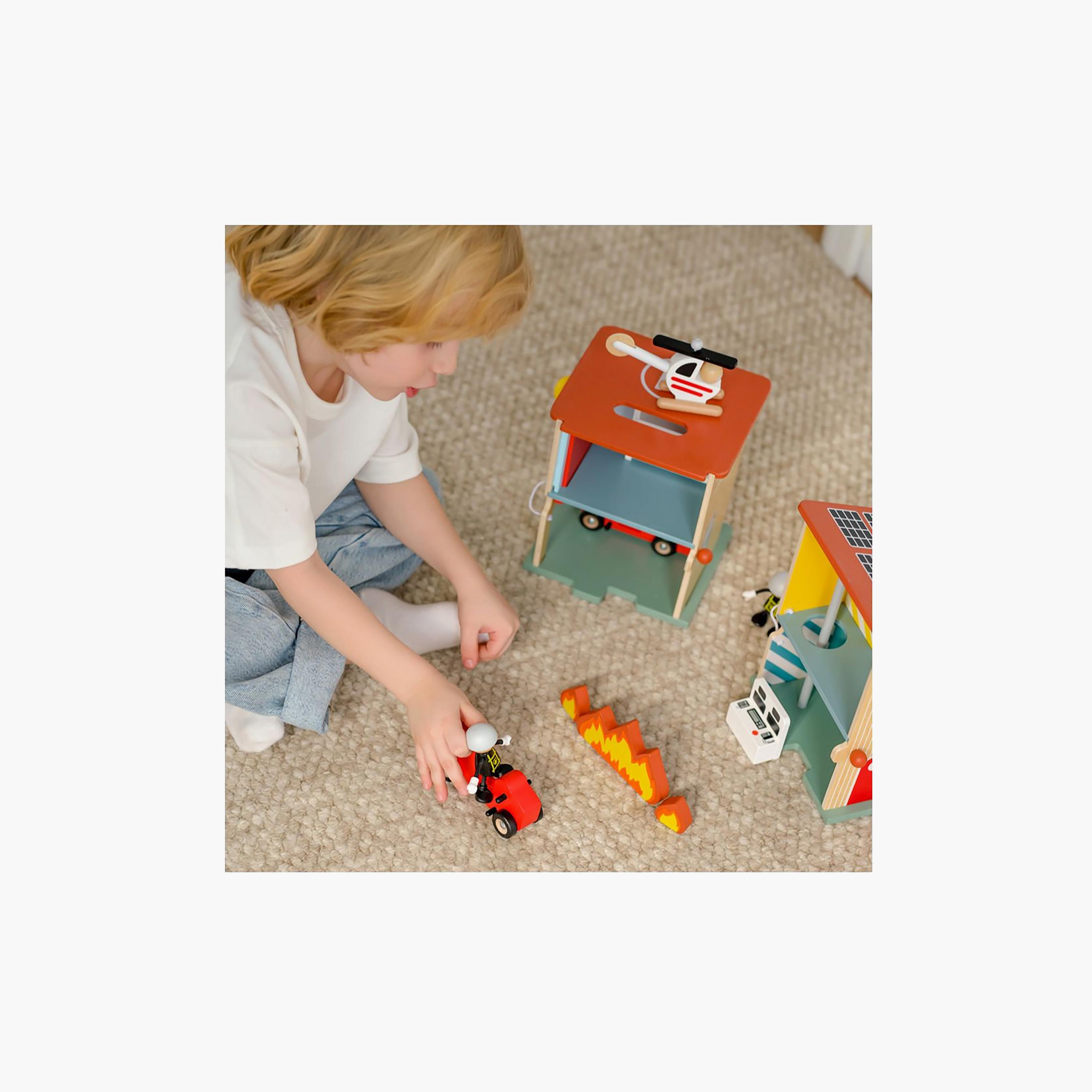 طقم لعب محطة إطفاء خشبية من 13 قطعة من كلاسيك وورلد-toys-playvehicles-vehicleplaysets-image-2