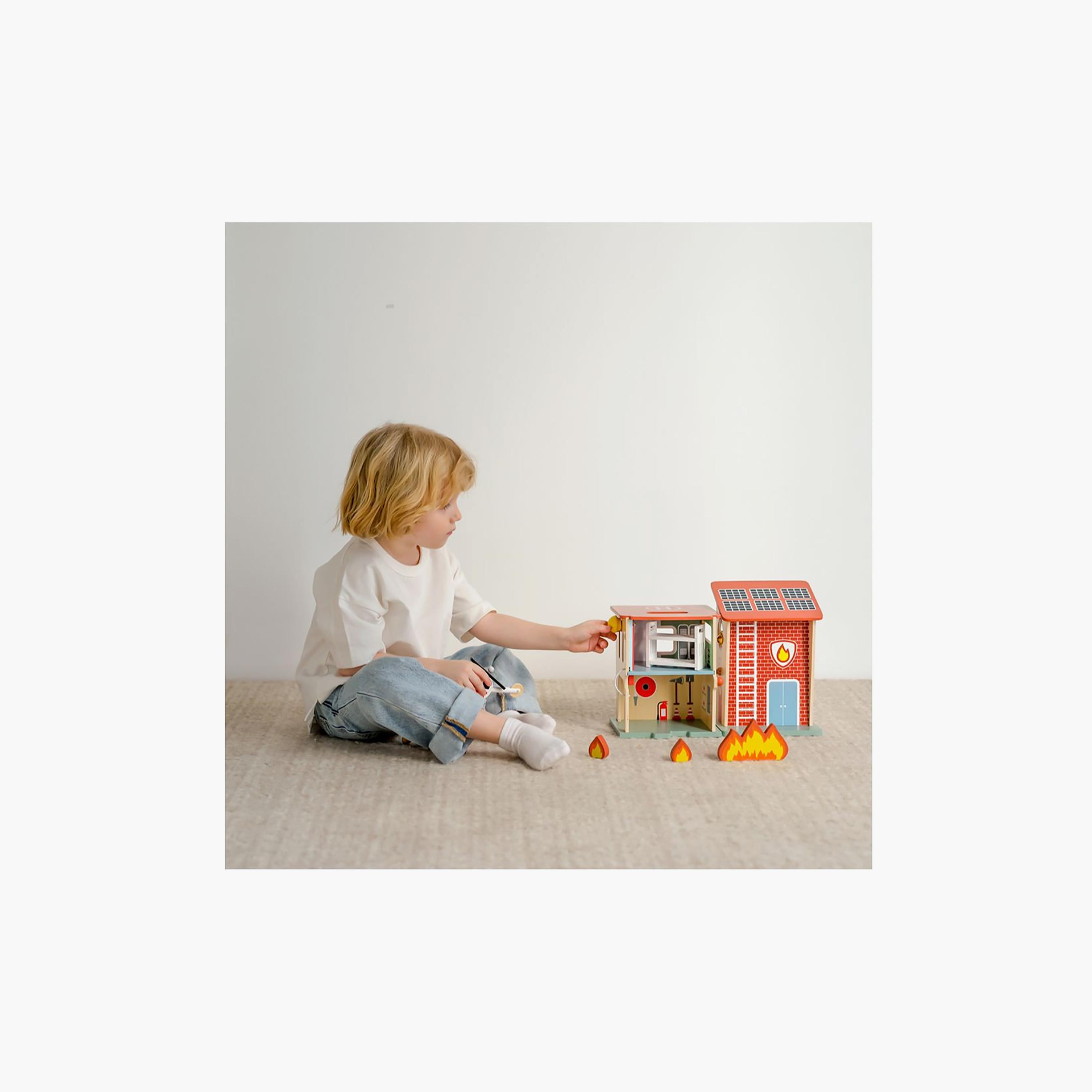 طقم لعب محطة إطفاء خشبية من 13 قطعة من كلاسيك وورلد-toys-playvehicles-vehicleplaysets-image-3