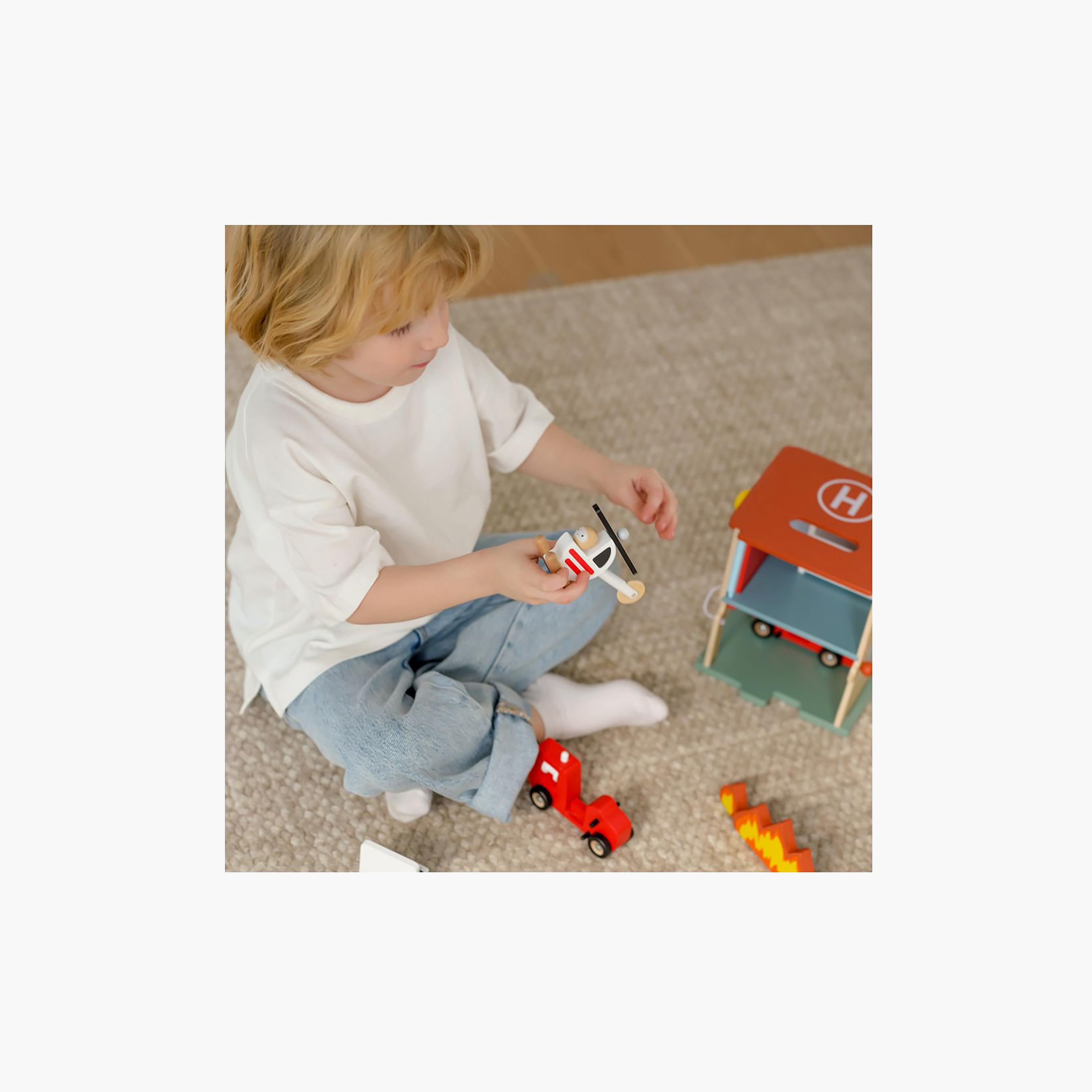 طقم لعب محطة إطفاء خشبية من 13 قطعة من كلاسيك وورلد-toys-playvehicles-vehicleplaysets-image-5