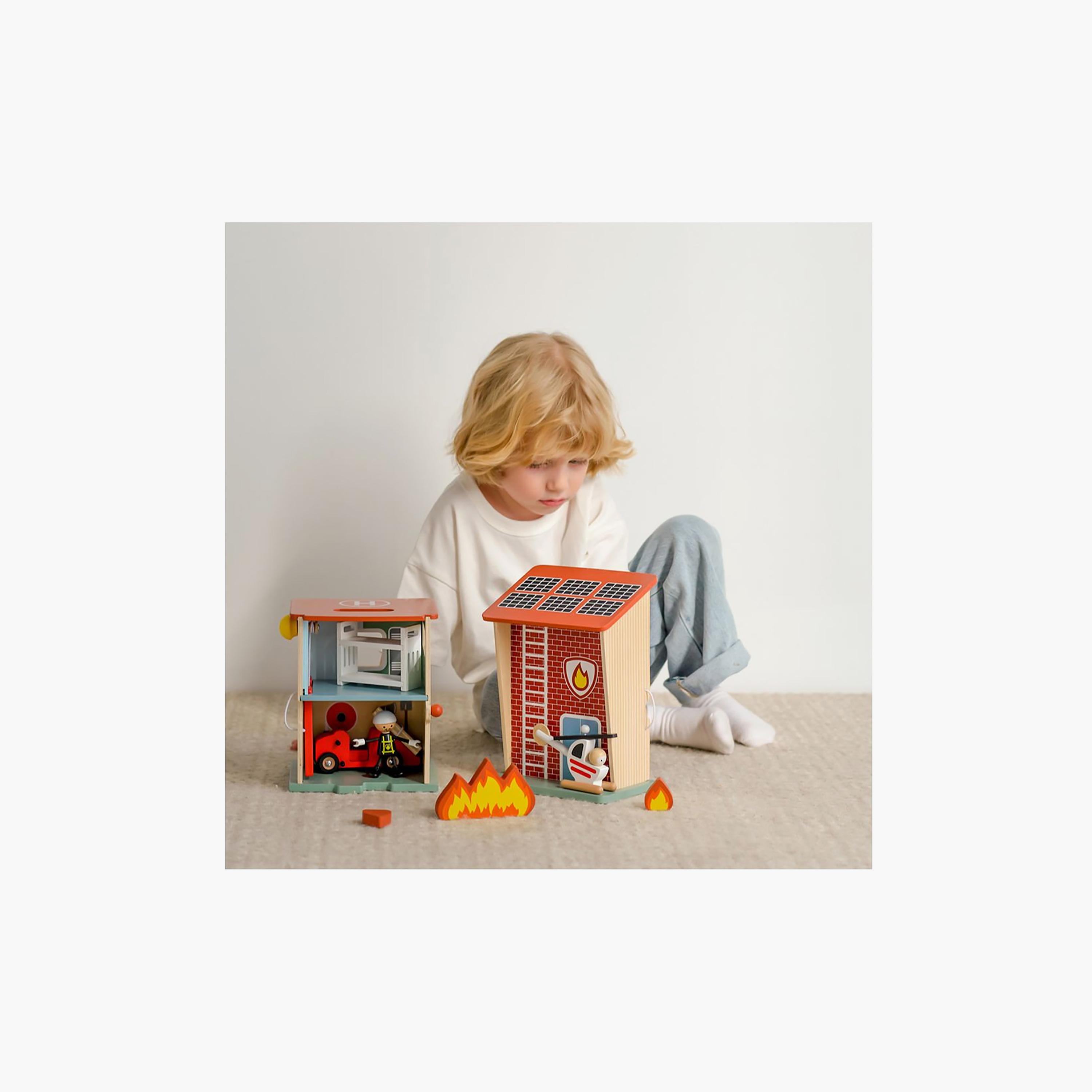 طقم لعب محطة إطفاء خشبية من 13 قطعة من كلاسيك وورلد-toys-playvehicles-vehicleplaysets-image-6
