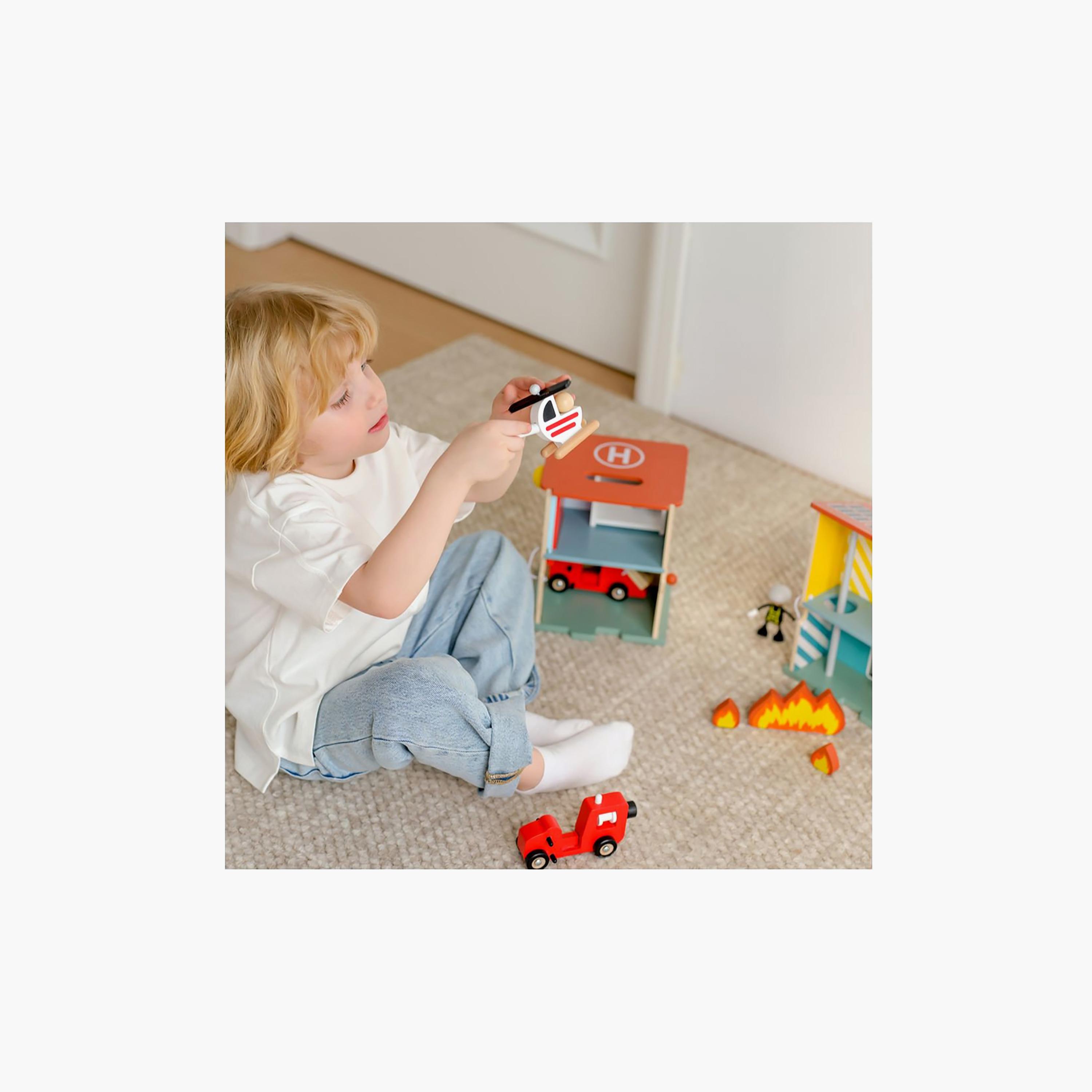 طقم لعب محطة إطفاء خشبية من 13 قطعة من كلاسيك وورلد-toys-playvehicles-vehicleplaysets-image-7