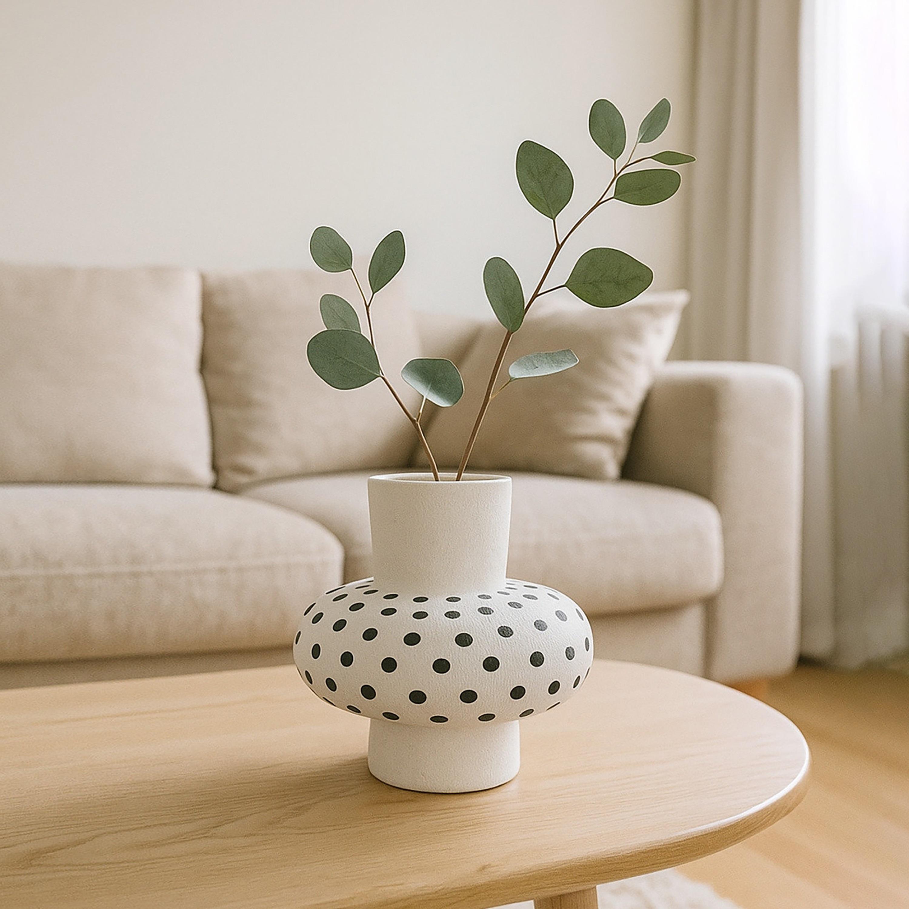 مزهرية سيراميك بنقشة منقطة بلون أبيض من ماريا هومز-household-decor-vasesandbowls-image-1