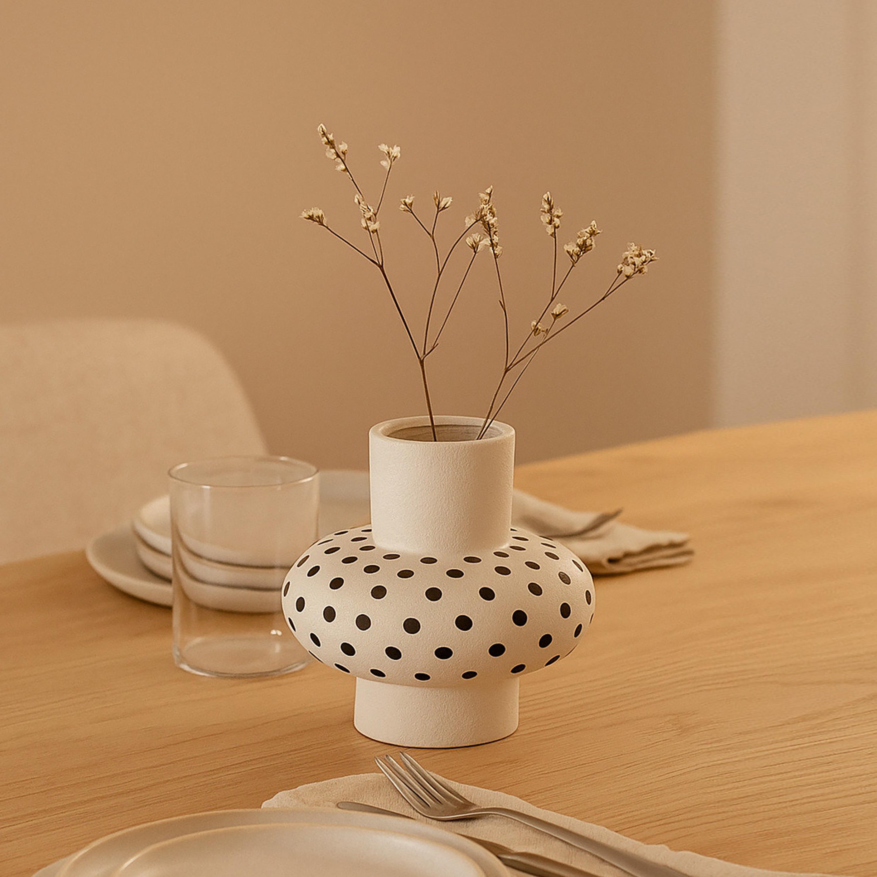 مزهرية سيراميك بنقشة منقطة بلون أبيض من ماريا هومز-household-decor-vasesandbowls-image-2