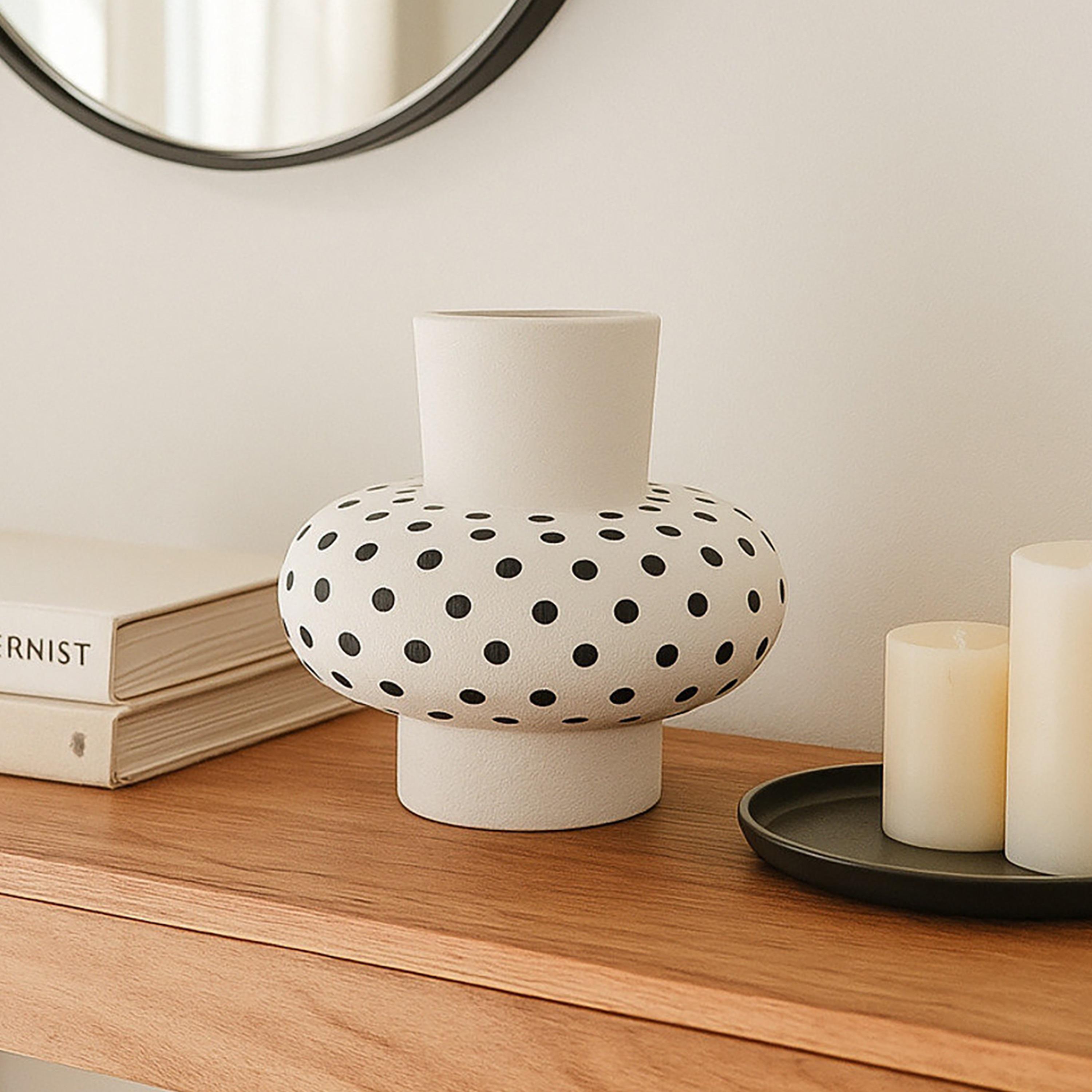 مزهرية سيراميك بنقشة منقطة بلون أبيض من ماريا هومز-household-decor-vasesandbowls-image-3