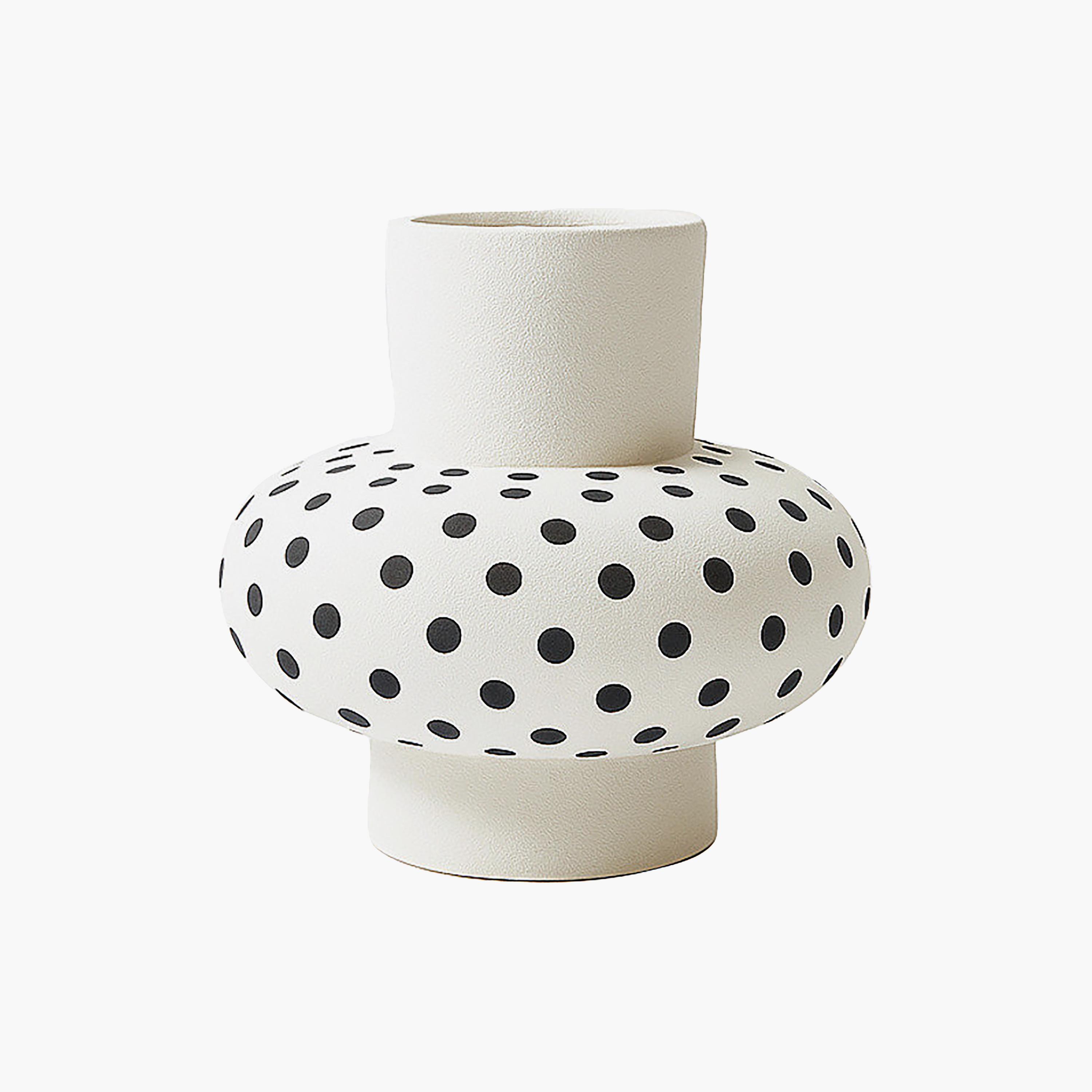 مزهرية سيراميك بنقشة منقطة بلون أبيض من ماريا هومز-household-decor-vasesandbowls-image-5