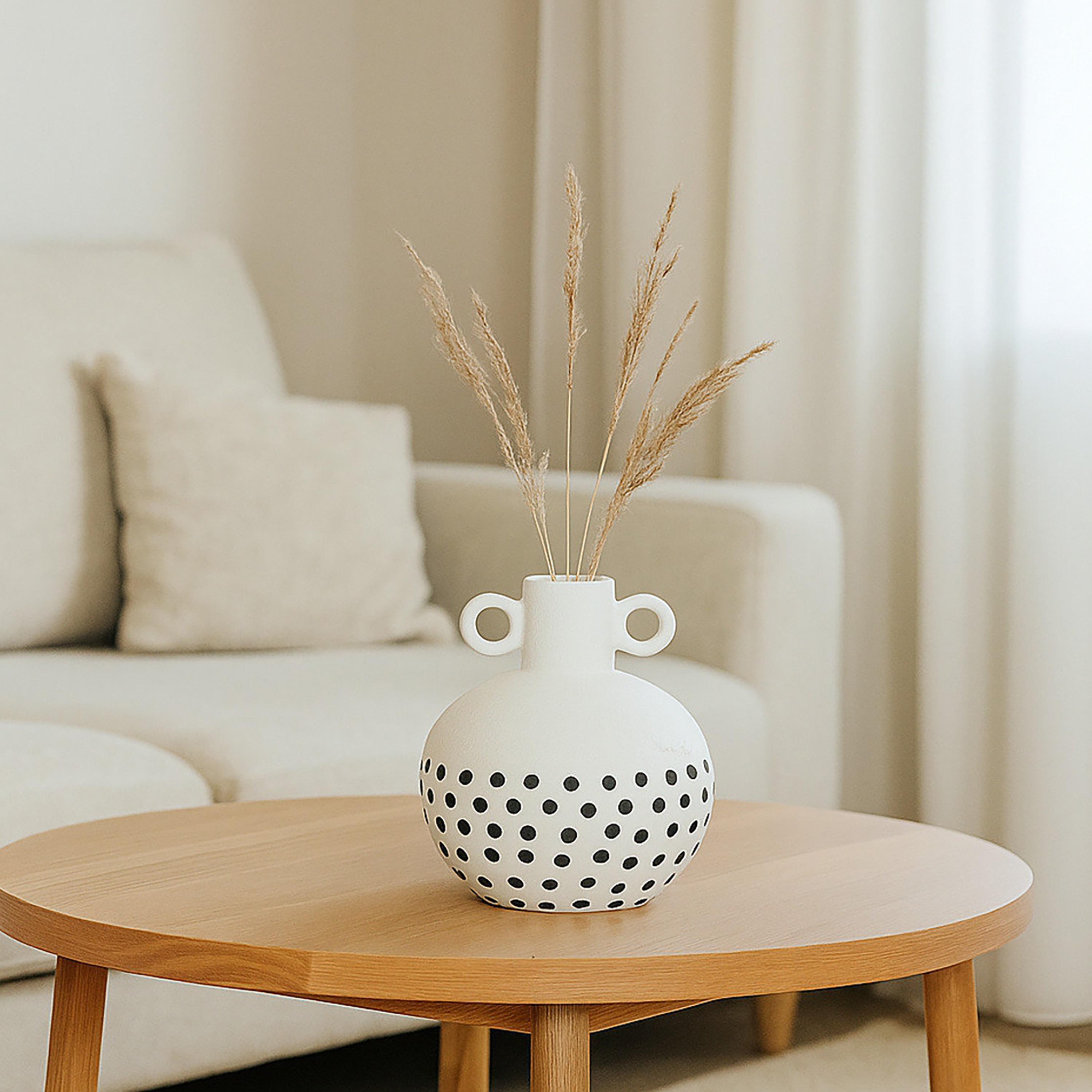 مزهرية سيراميك بيضاء بمقبضين من ماريا هومز-household-decor-vasesandbowls-image-1