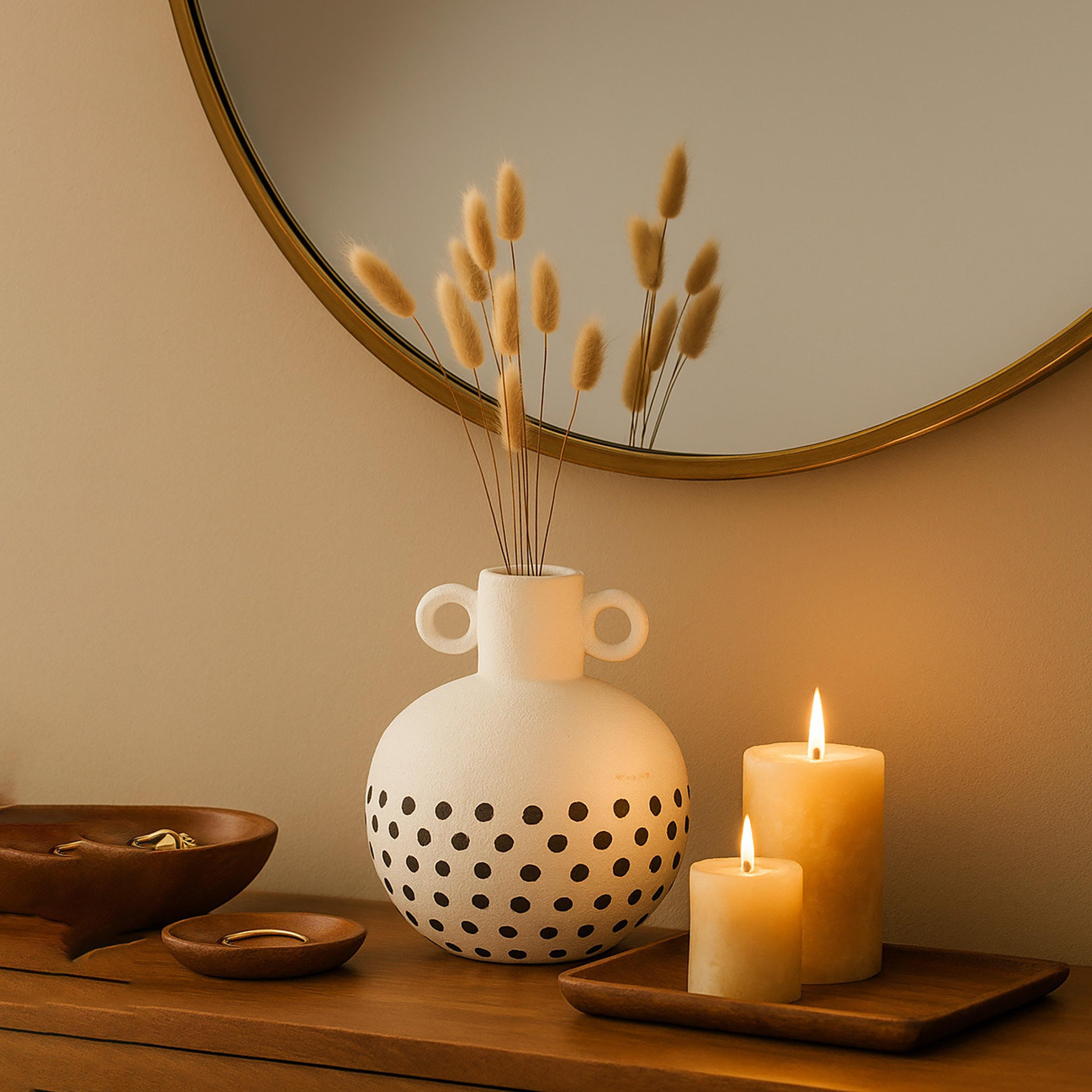 مزهرية سيراميك بيضاء بمقبضين من ماريا هومز-household-decor-vasesandbowls-image-2