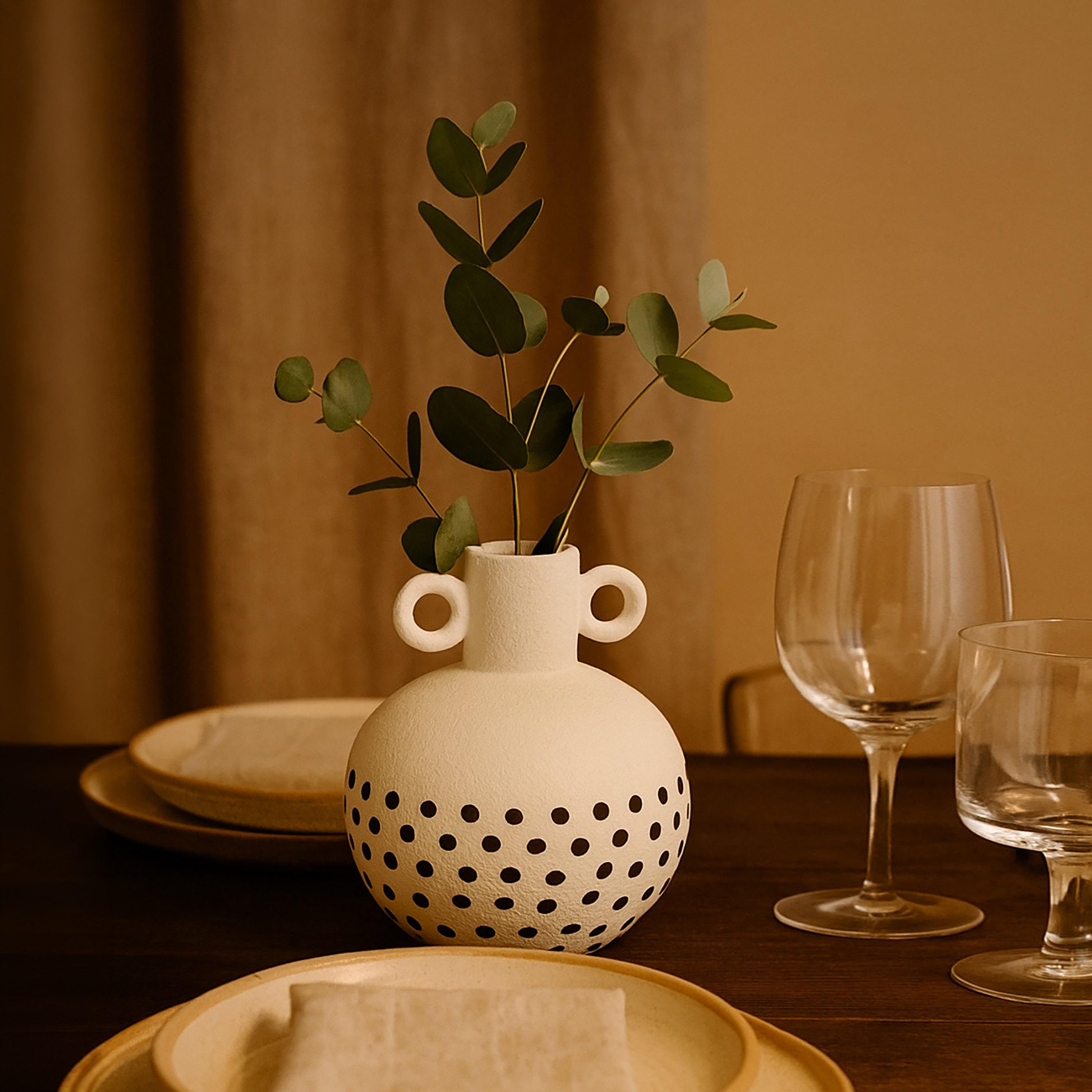 مزهرية سيراميك بيضاء بمقبضين من ماريا هومز-household-decor-vasesandbowls-image-3