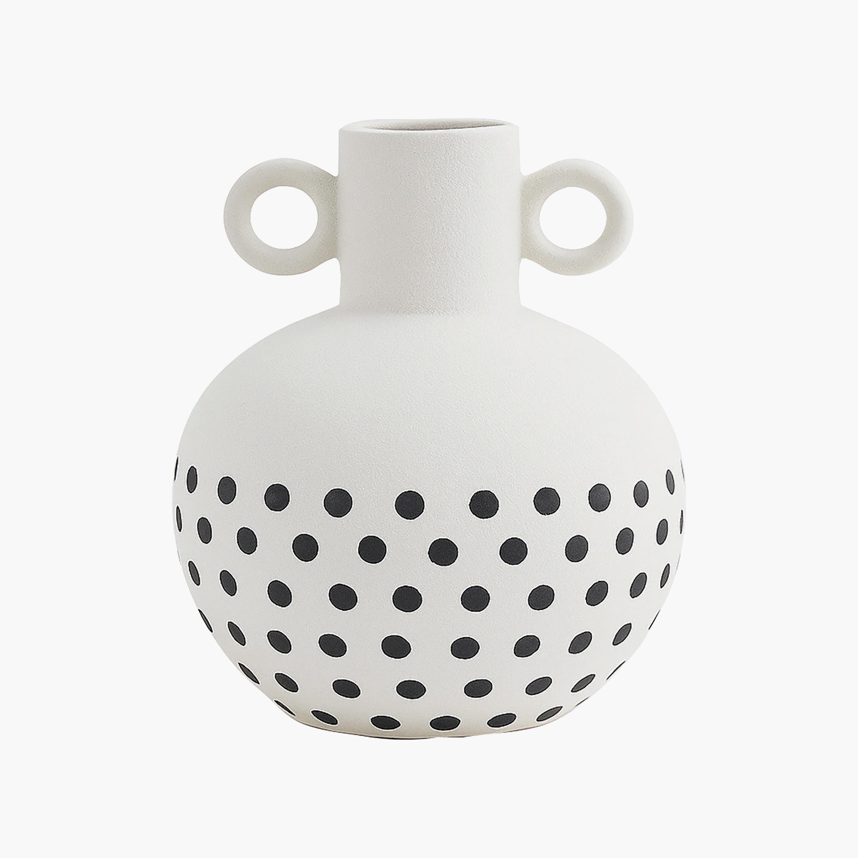 مزهرية سيراميك بيضاء بمقبضين من ماريا هومز-household-decor-vasesandbowls-image-5