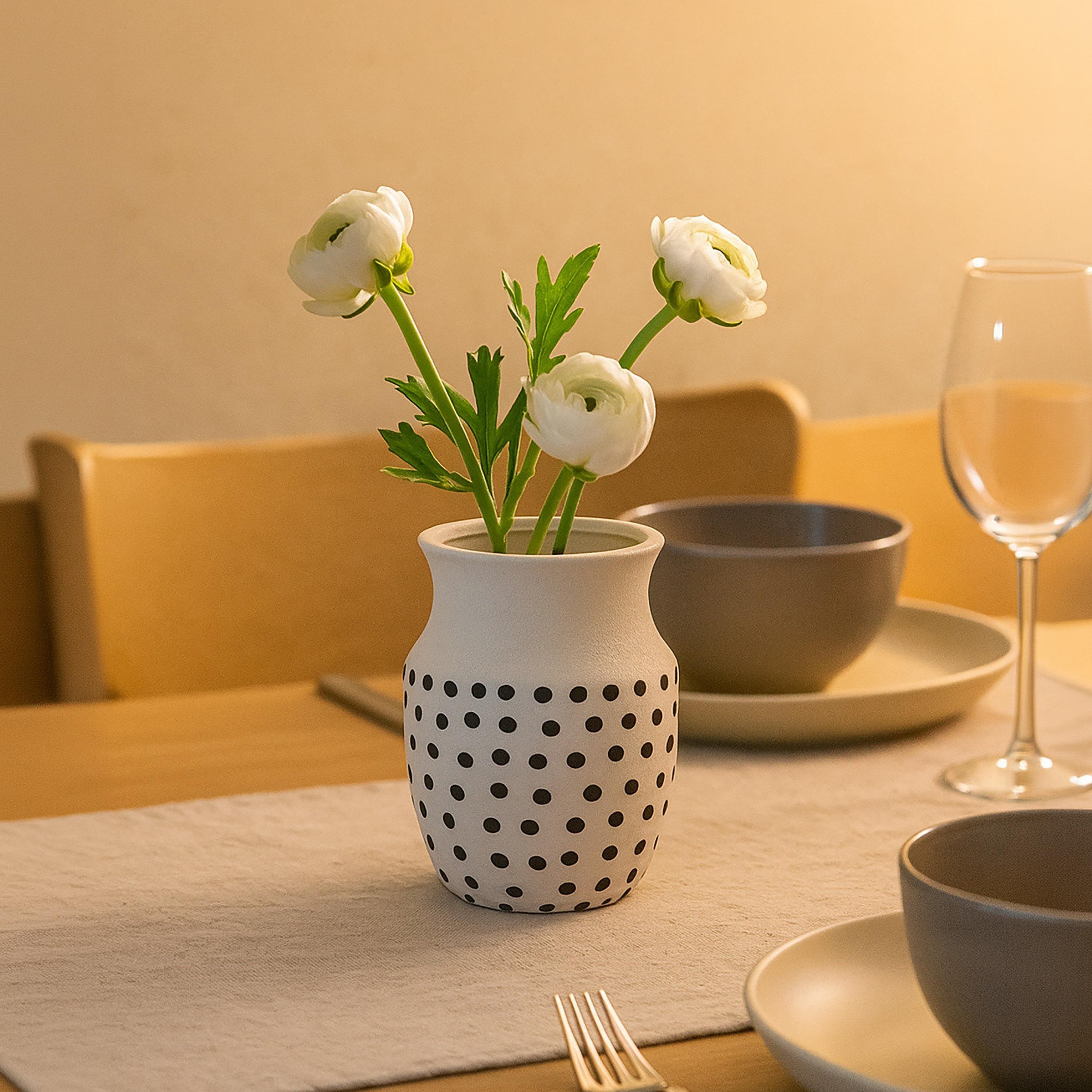مزهرية منحنية سيراميك أبيض من ماريا هومز-household-decor-vasesandbowls-image-1