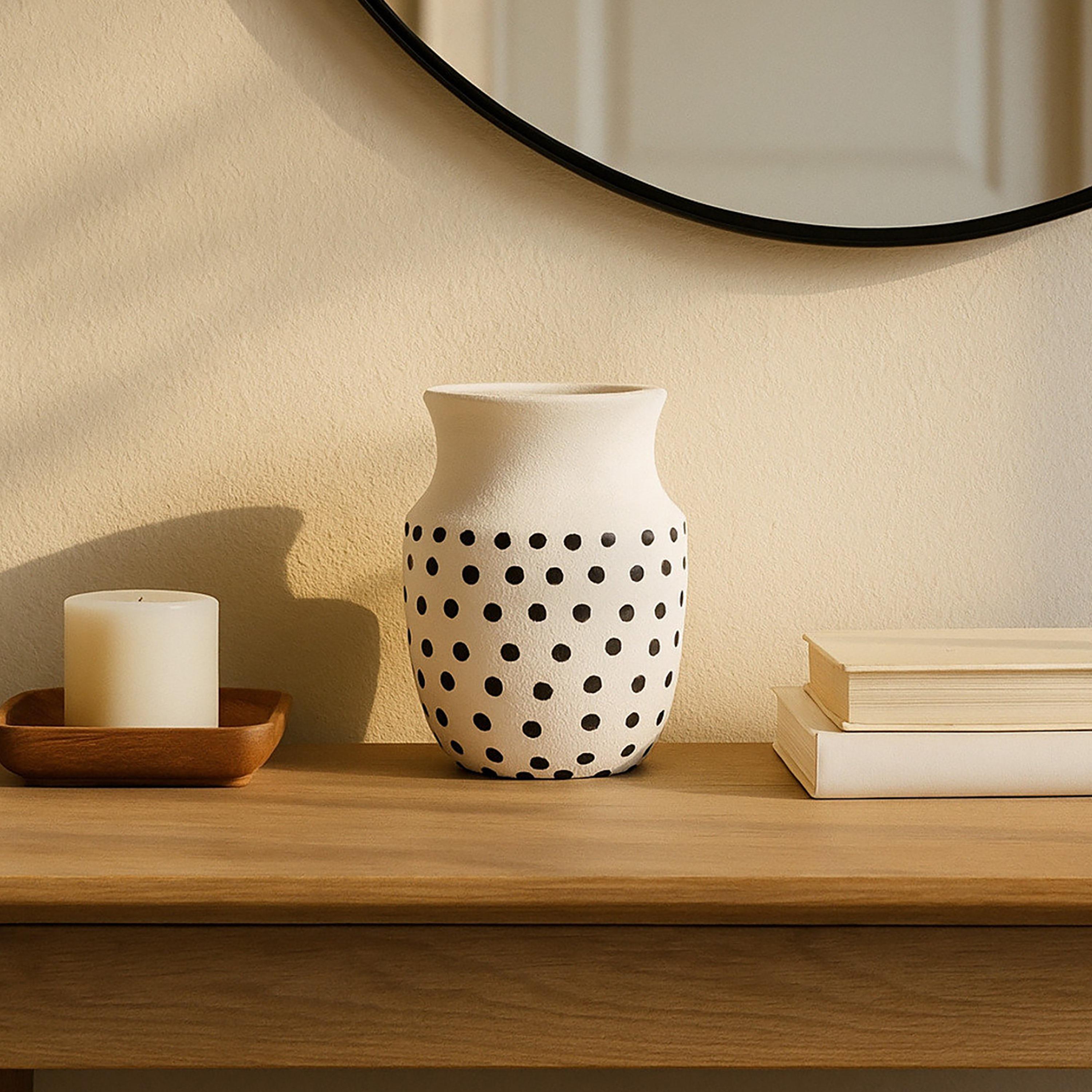 مزهرية منحنية سيراميك أبيض من ماريا هومز-household-decor-vasesandbowls-image-3
