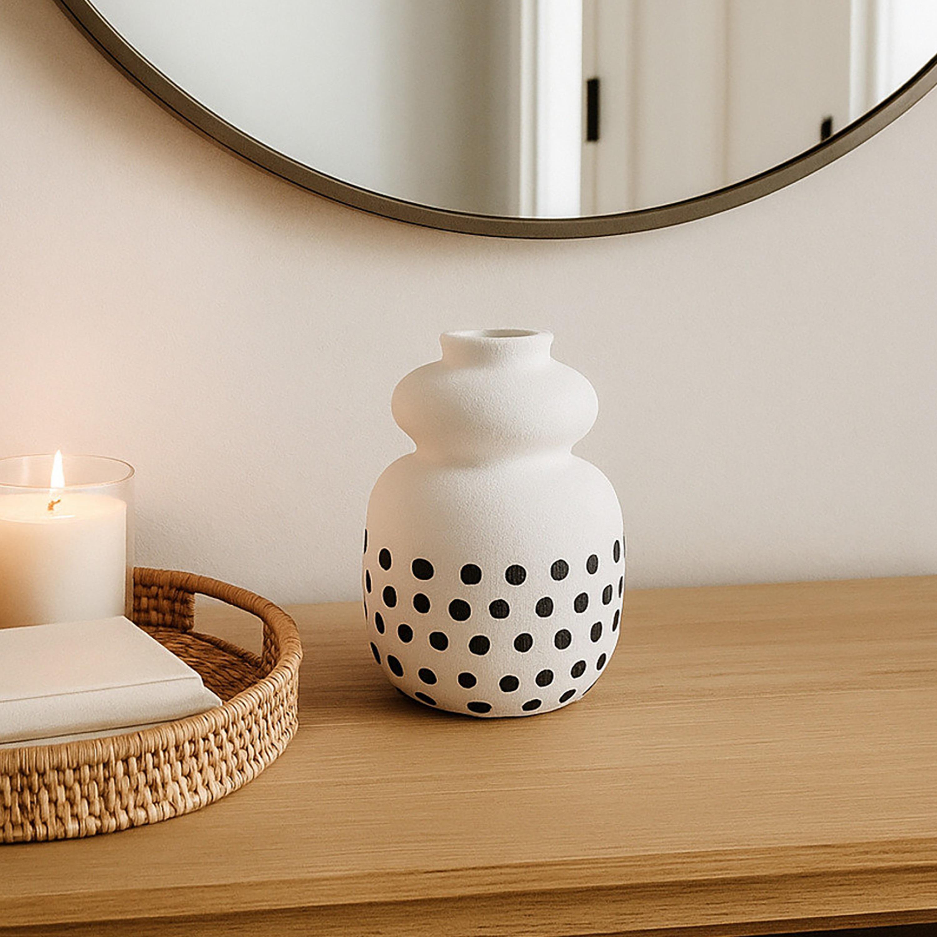 مزهرية منحنية سيراميك أبيض من ماريا هومز-household-decor-vasesandbowls-image-2