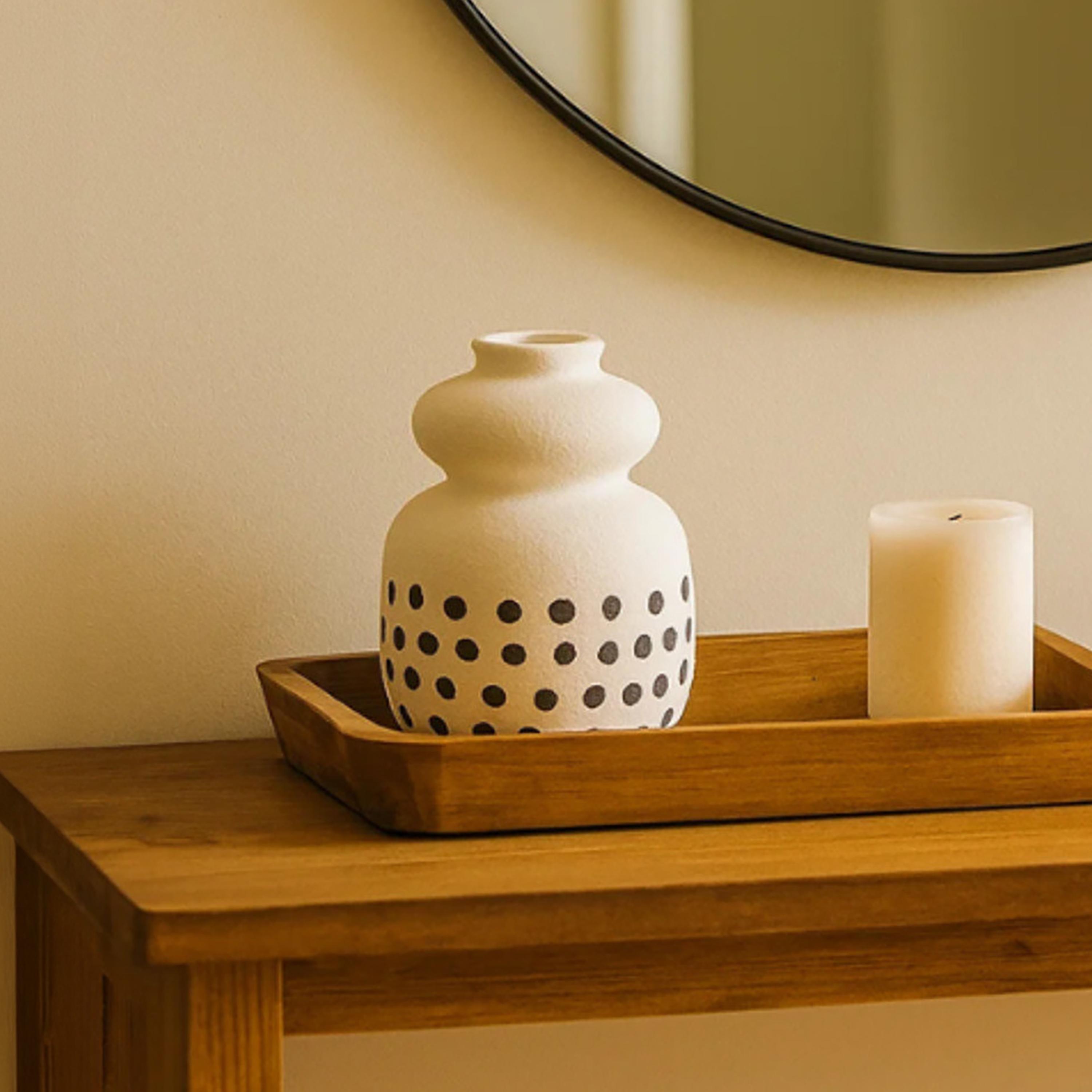 مزهرية منحنية سيراميك أبيض من ماريا هومز-household-decor-vasesandbowls-image-3