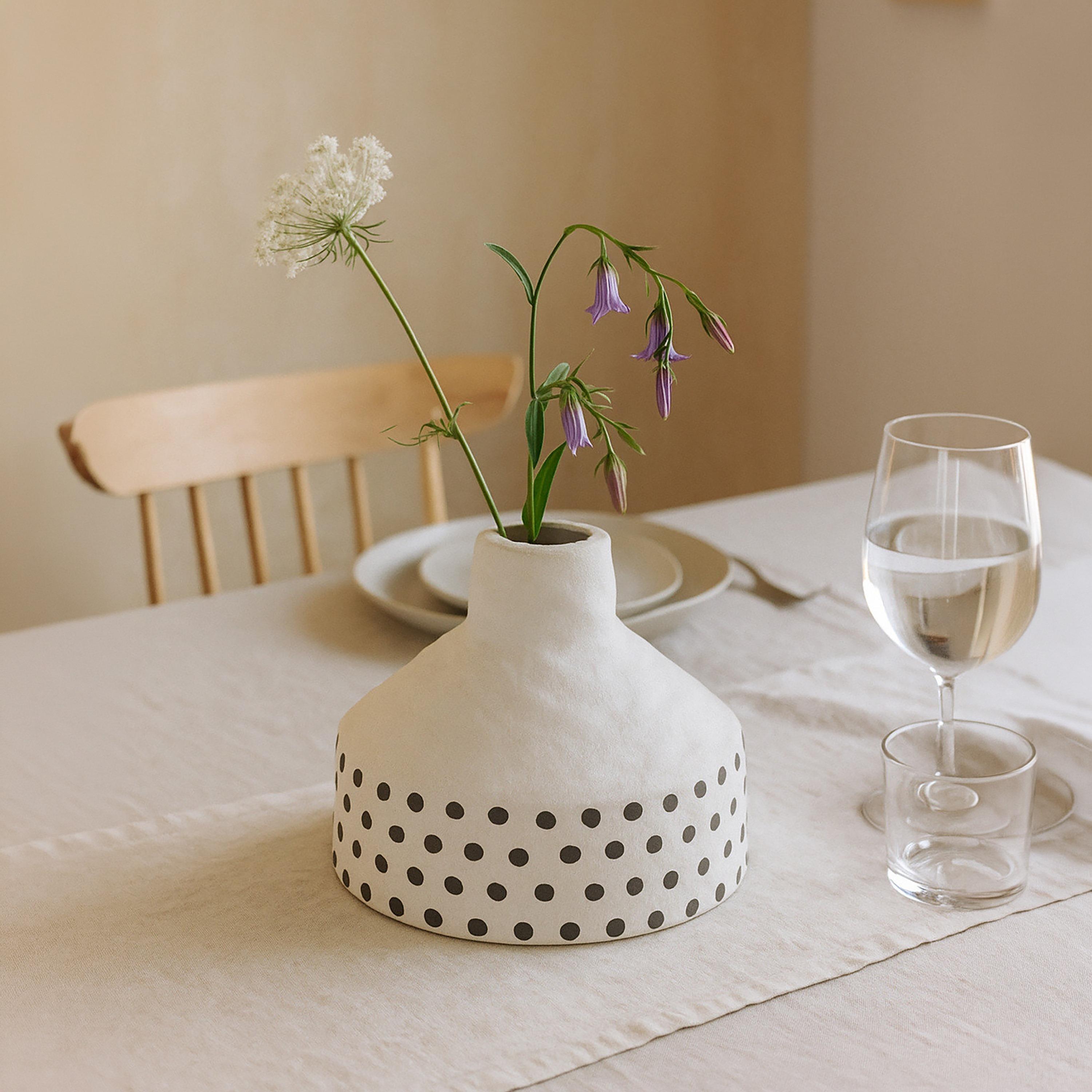مزهرية سيراميك أبيض بتصميم مخروطي من ماريا هومز-household-decor-vasesandbowls-image-2