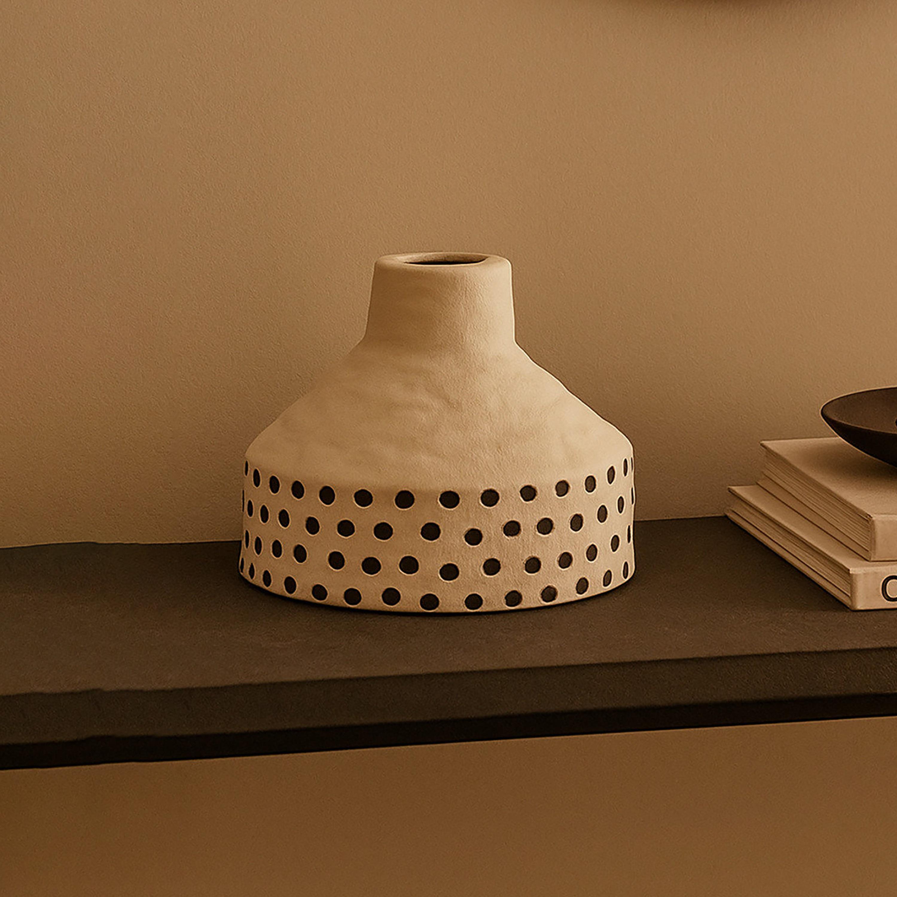 مزهرية سيراميك أبيض بتصميم مخروطي من ماريا هومز-household-decor-vasesandbowls-image-3