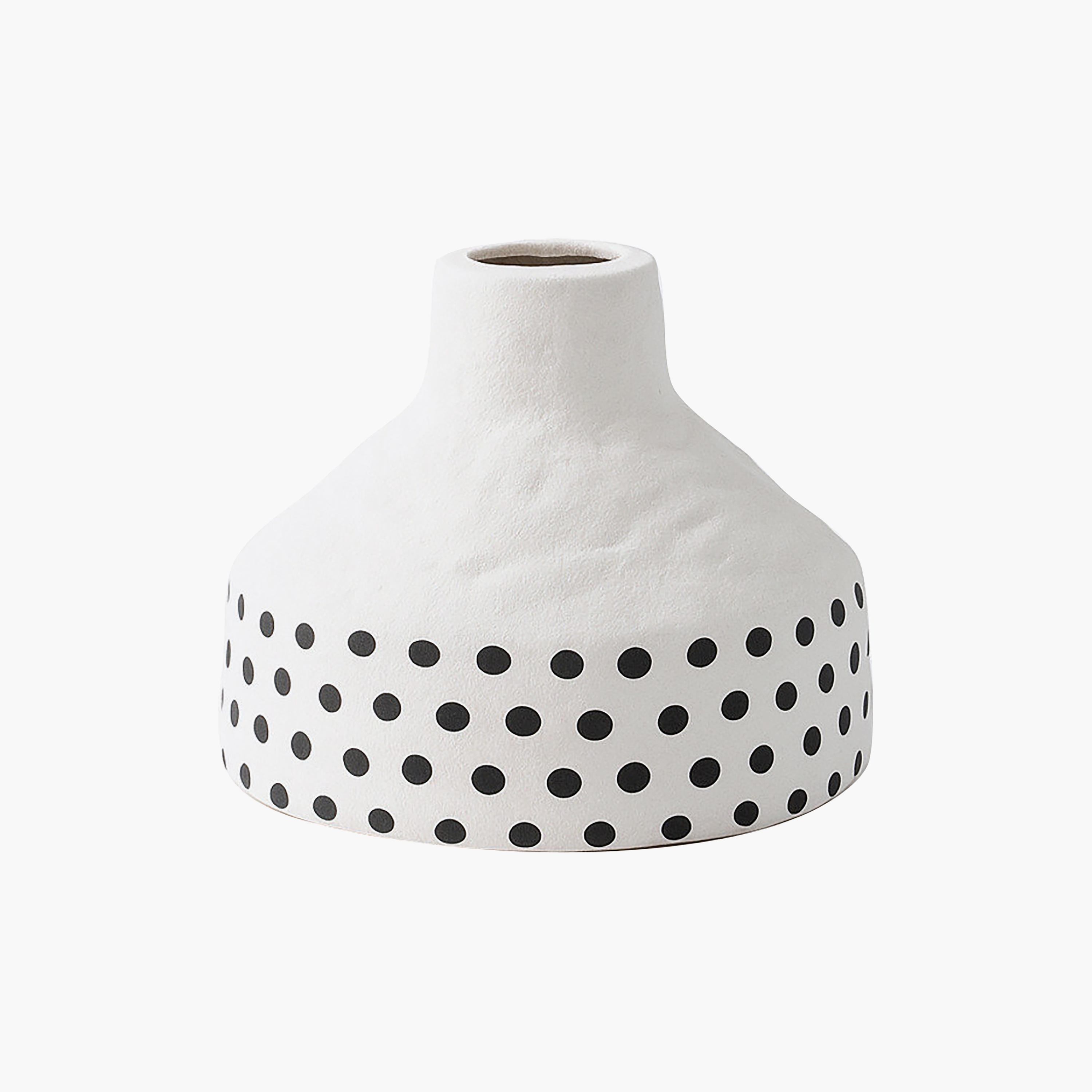 مزهرية سيراميك أبيض بتصميم مخروطي من ماريا هومز-household-decor-vasesandbowls-image-5