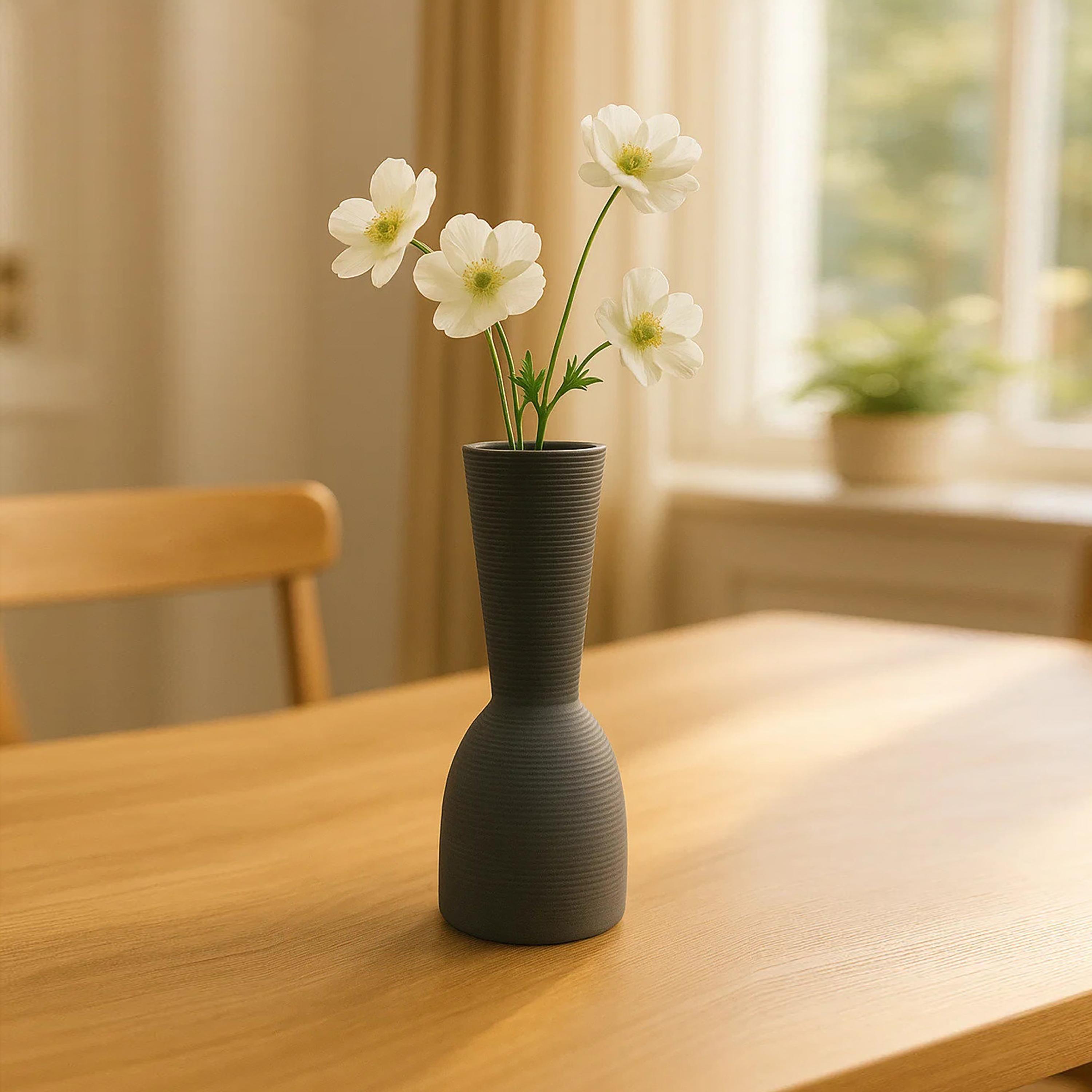 مزهرية سيراميك بملمس بارز رمادية من ماريا هومز-household-decor-vasesandbowls-image-1