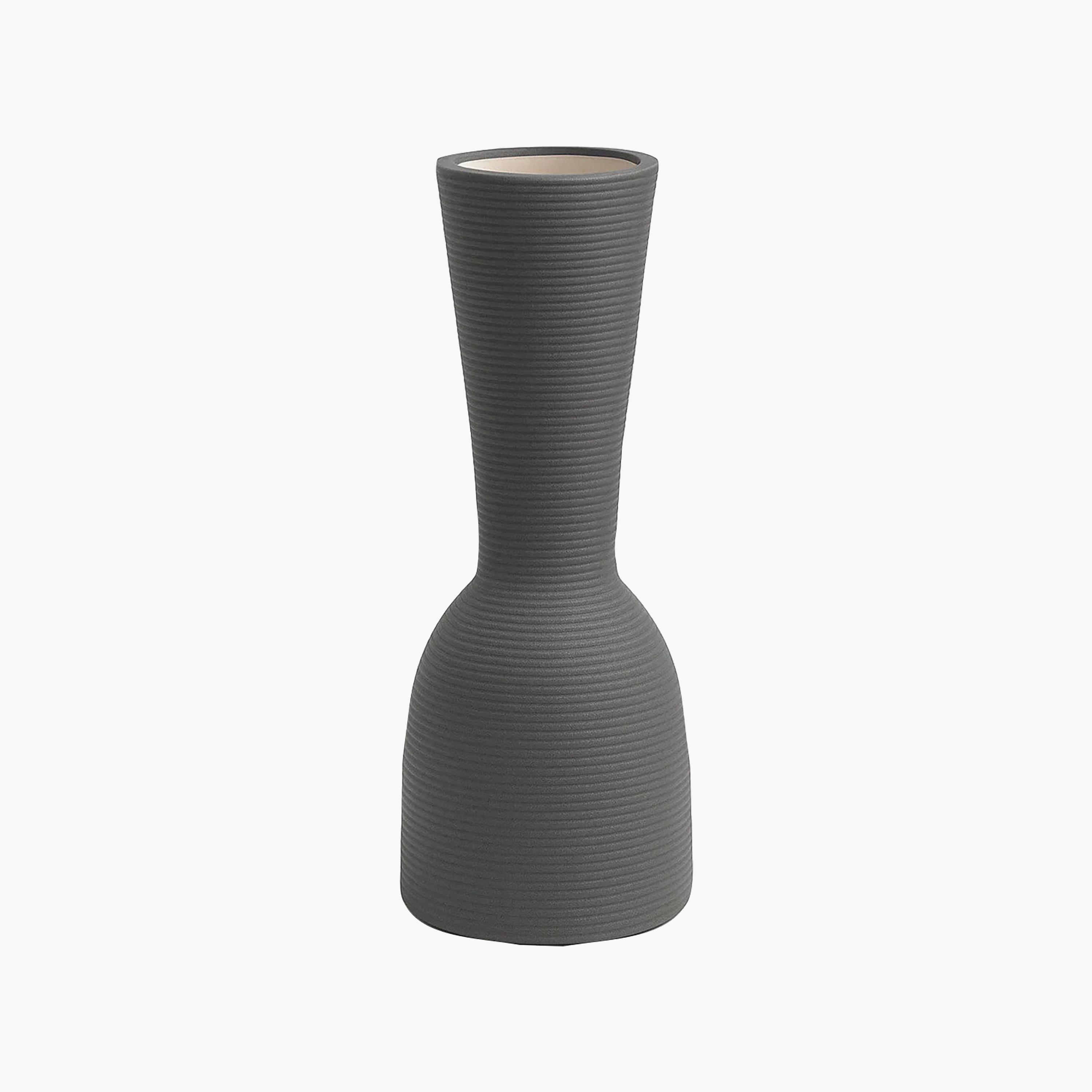 مزهرية سيراميك بملمس بارز رمادية من ماريا هومز-household-decor-vasesandbowls-image-5